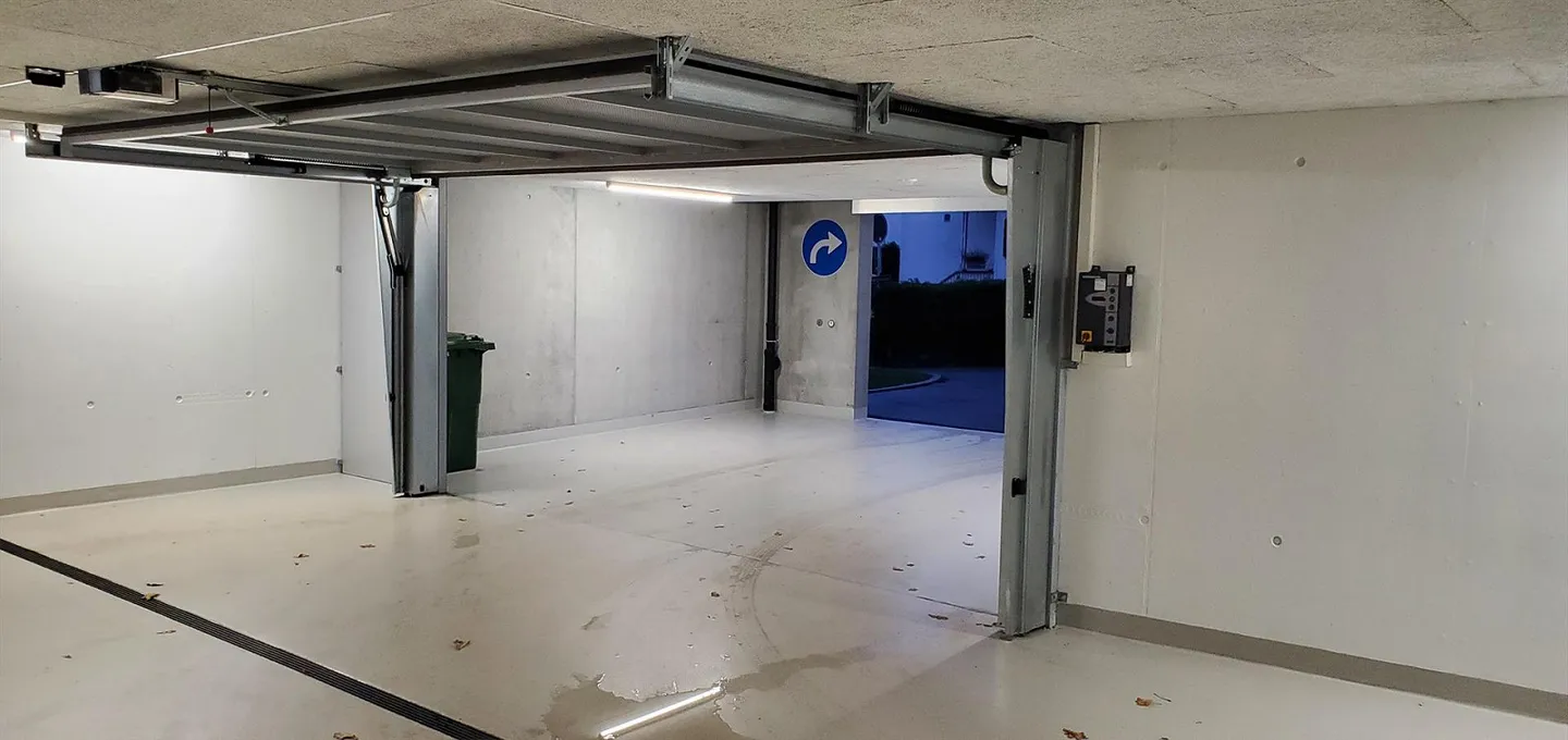 Parkplatz in Einstellhalle - Foto 3 von 5