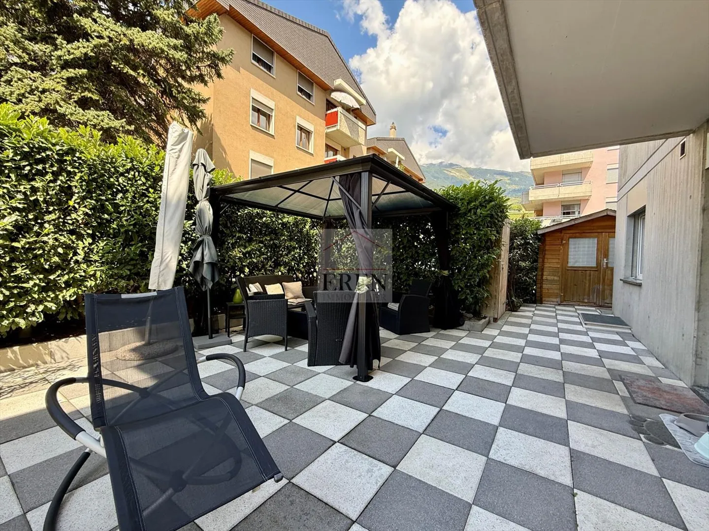 Magnifico e spazioso appartamento ristrutturato di 5,5 locali al piano terra con grande terrazza e prato - Foto 9 di 13