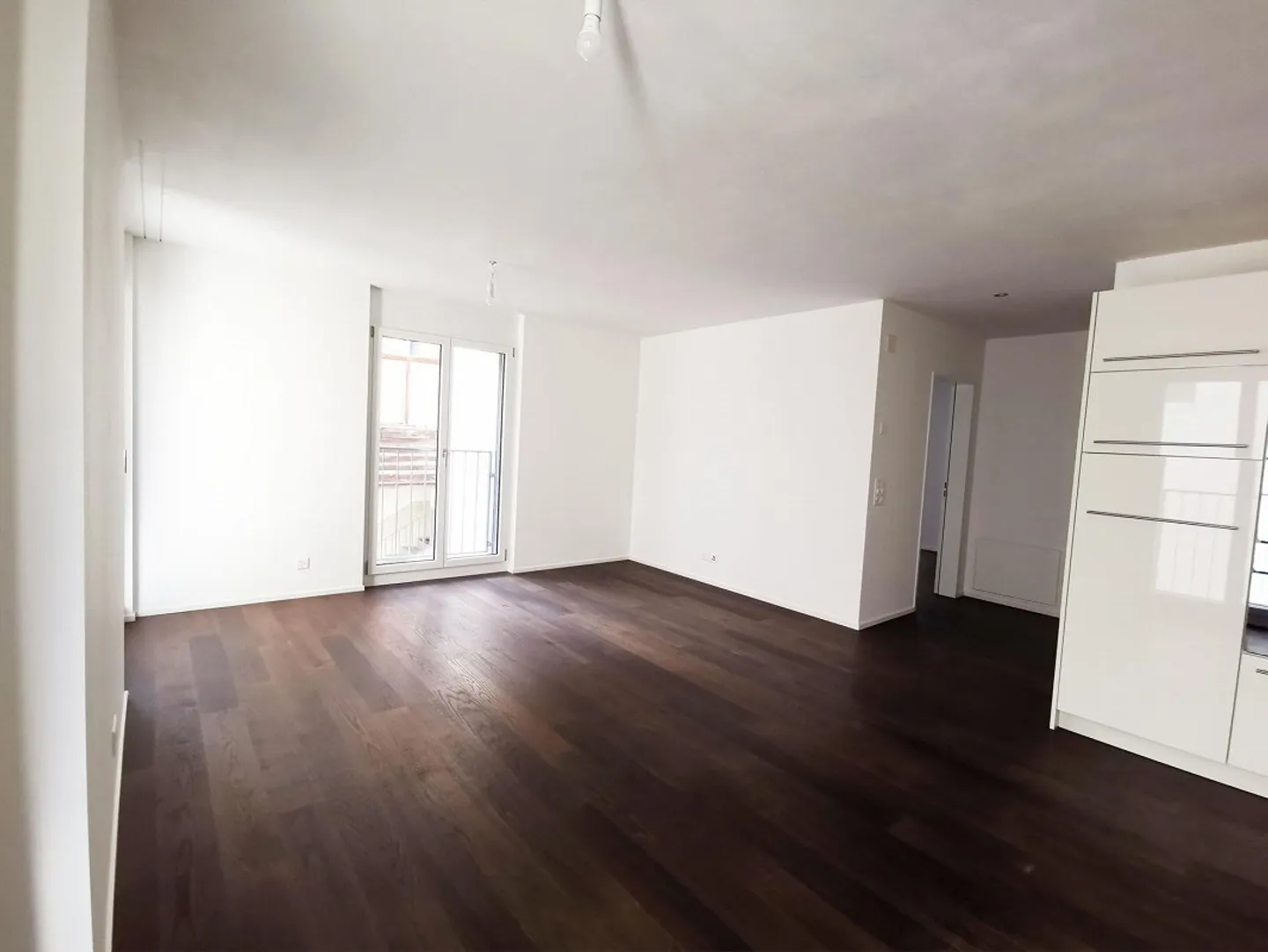 Appartement moderne de 2,5 pièces dans un emplacement central - Photo 1 sur 7