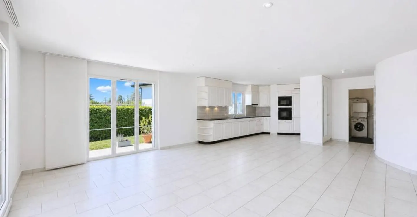 Spacious 5.5-room apartment with terrace and large garden - Photo 6 of 13