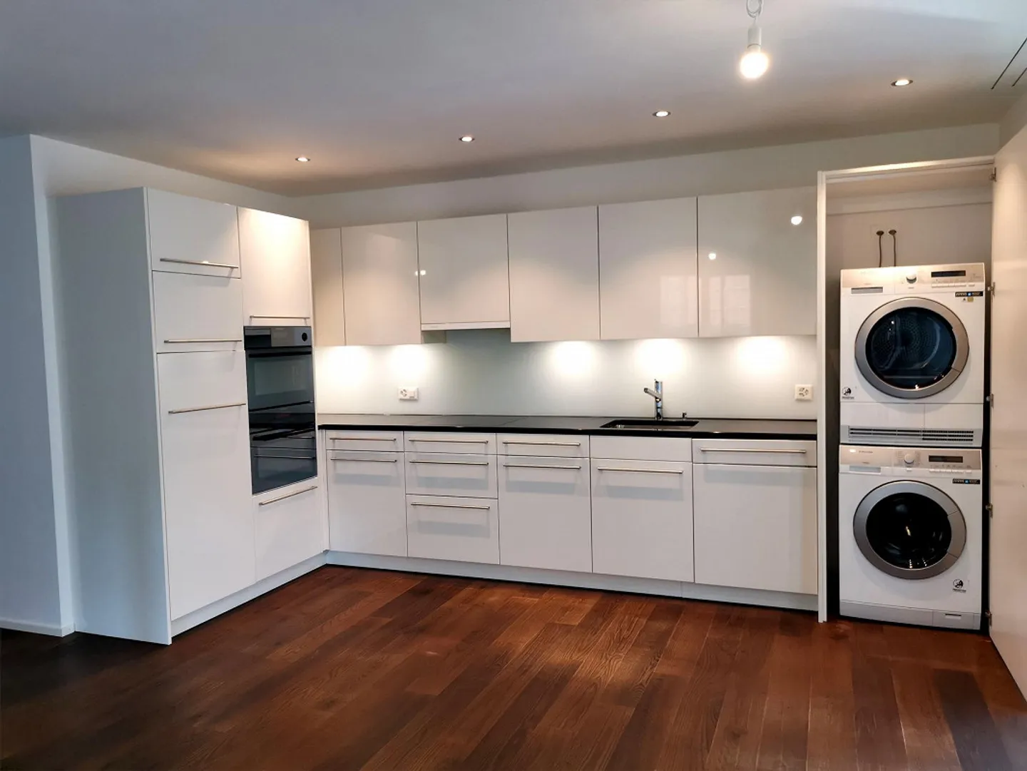 Appartement moderne de 2,5 pièces dans un emplacement central - Photo 2 sur 7