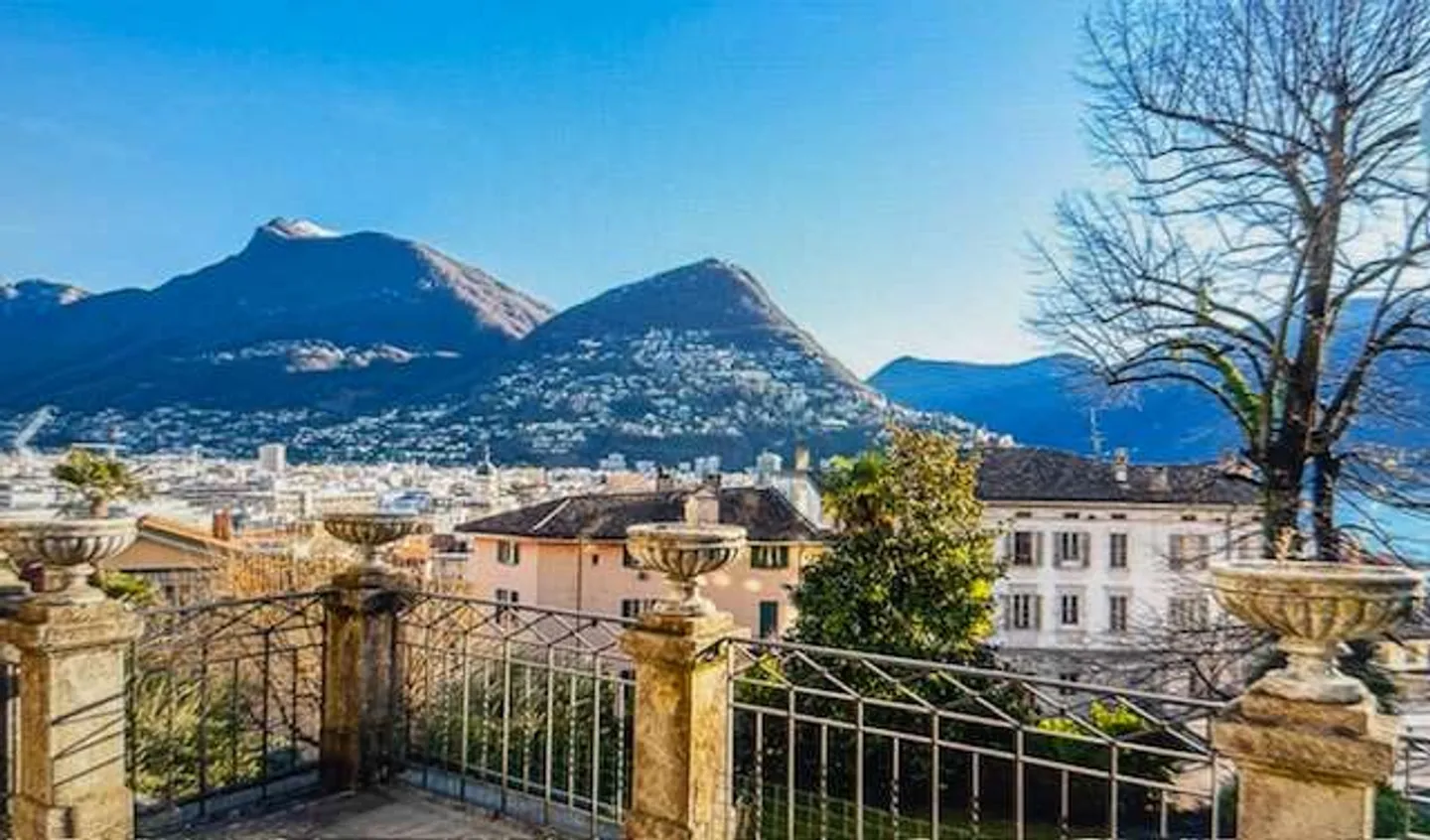Valuable 4.5-room apartment with lake view in Lugano center - Photo 1 of 4