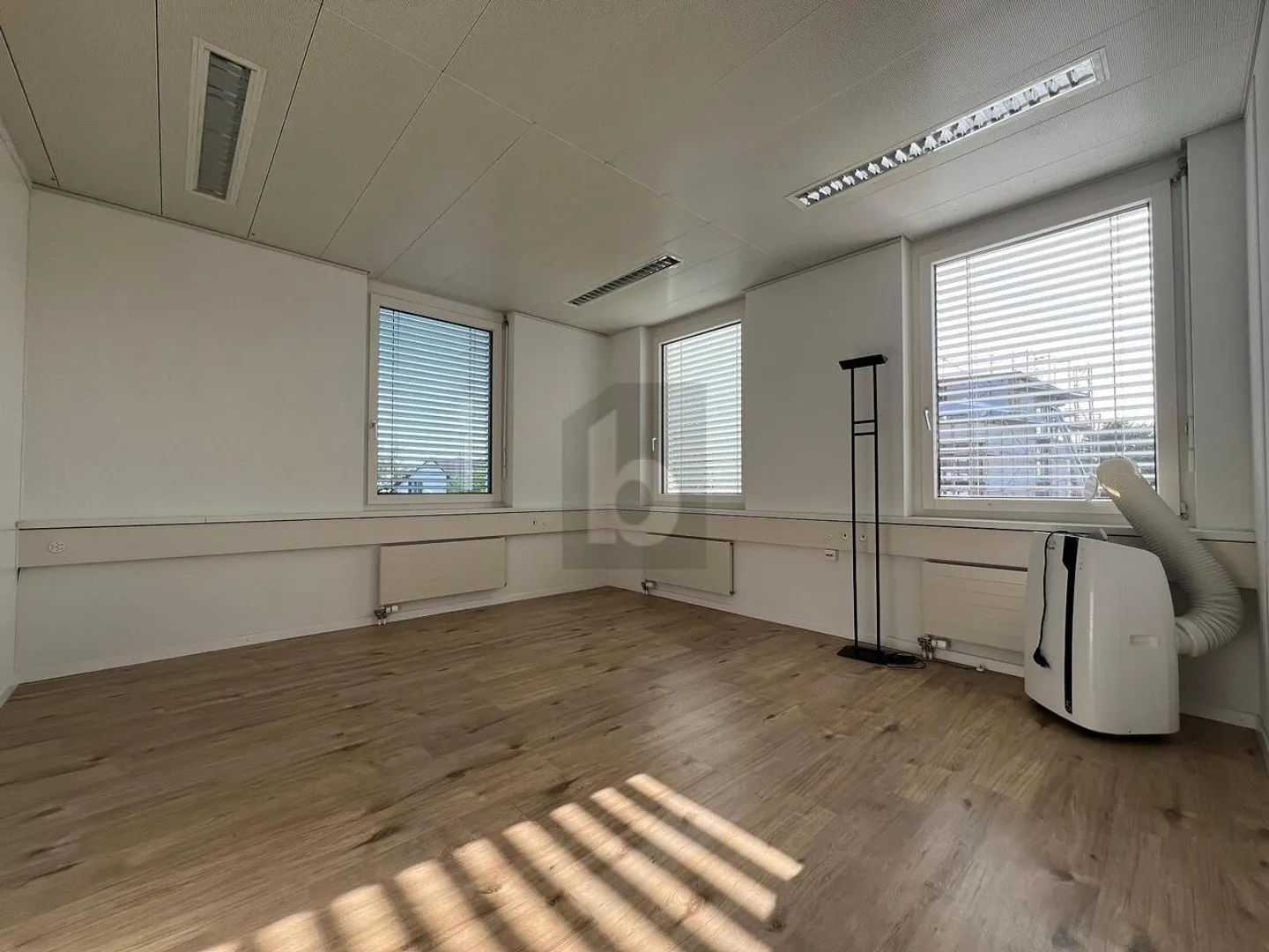 ESPACE BUREAU LUMINEUX DANS UN EMPLACEMENT DE CHOIX - Photo 5 sur 6
