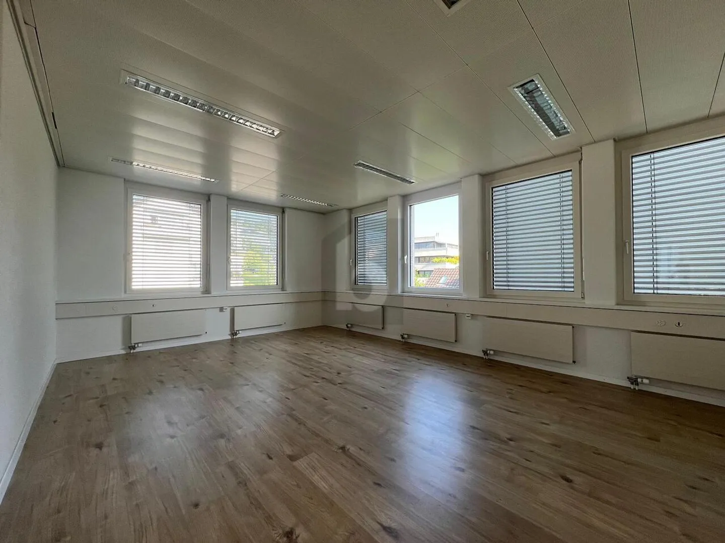 ESPACE BUREAU LUMINEUX DANS UN EMPLACEMENT DE CHOIX - Photo 4 sur 6
