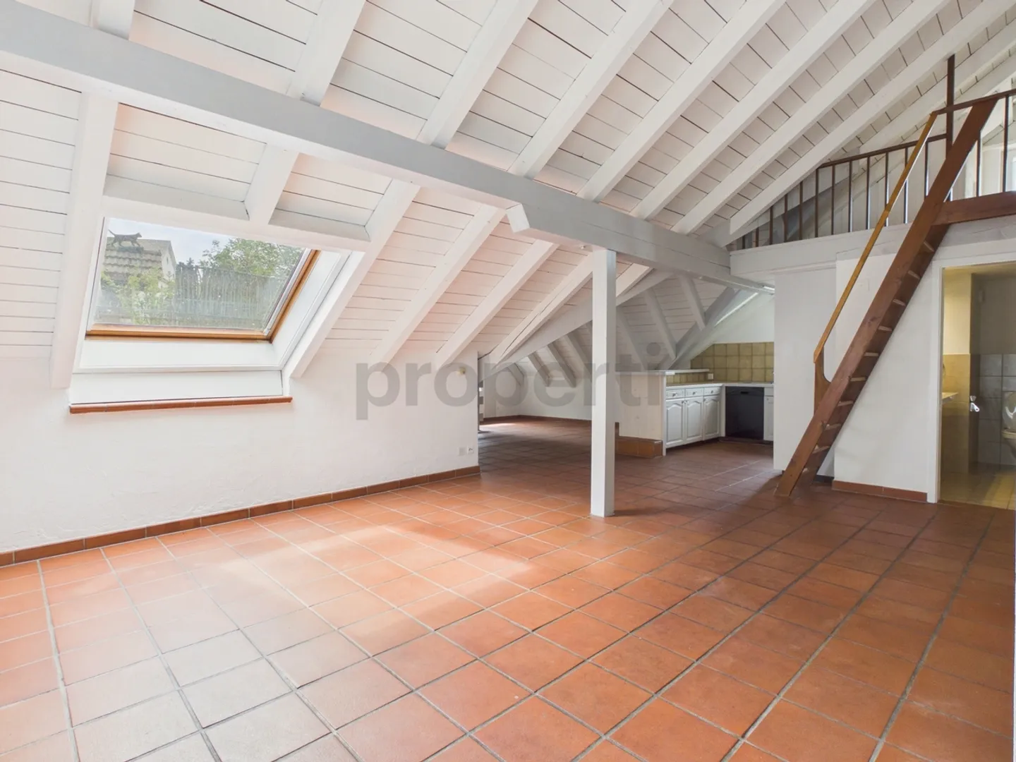Luminoso appartamento mansardato di 4,5 stanze con balcone e spese accessorie incluse a Beringen - Foto 2 di 13