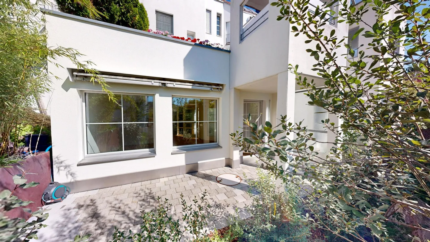 Vie moderne dans un appartement de 2,5 pièces récemment rénové et lumineux - Photo 2 sur 17