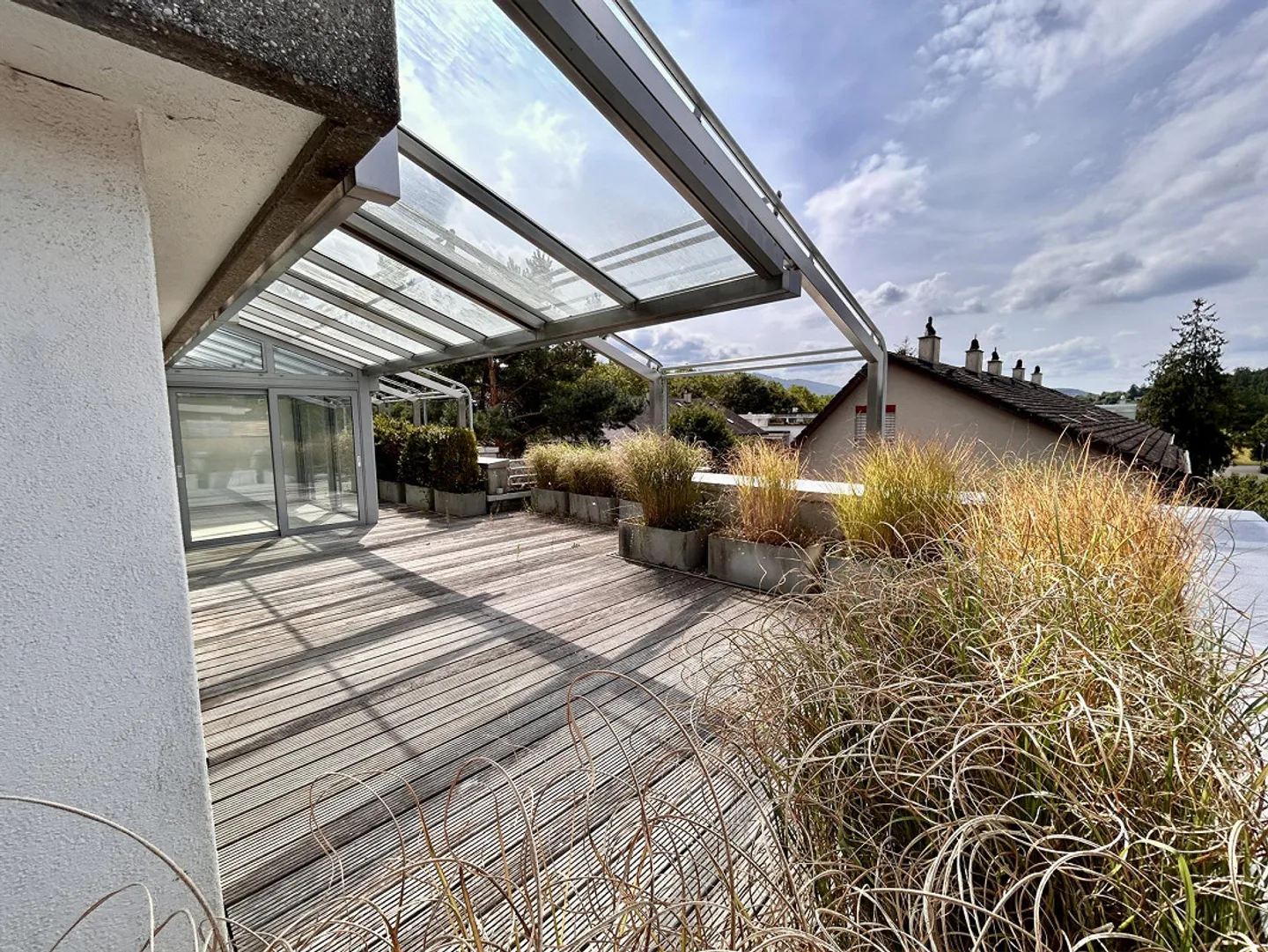 Attico di 4,5 stanze con giardino d'inverno e terrazza circondata - Foto 1 di 13