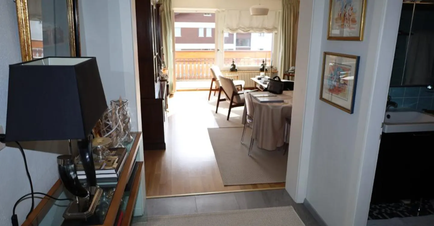 Magnificent 4.5-room apartment with balcony in Crans - Photo 4 of 14