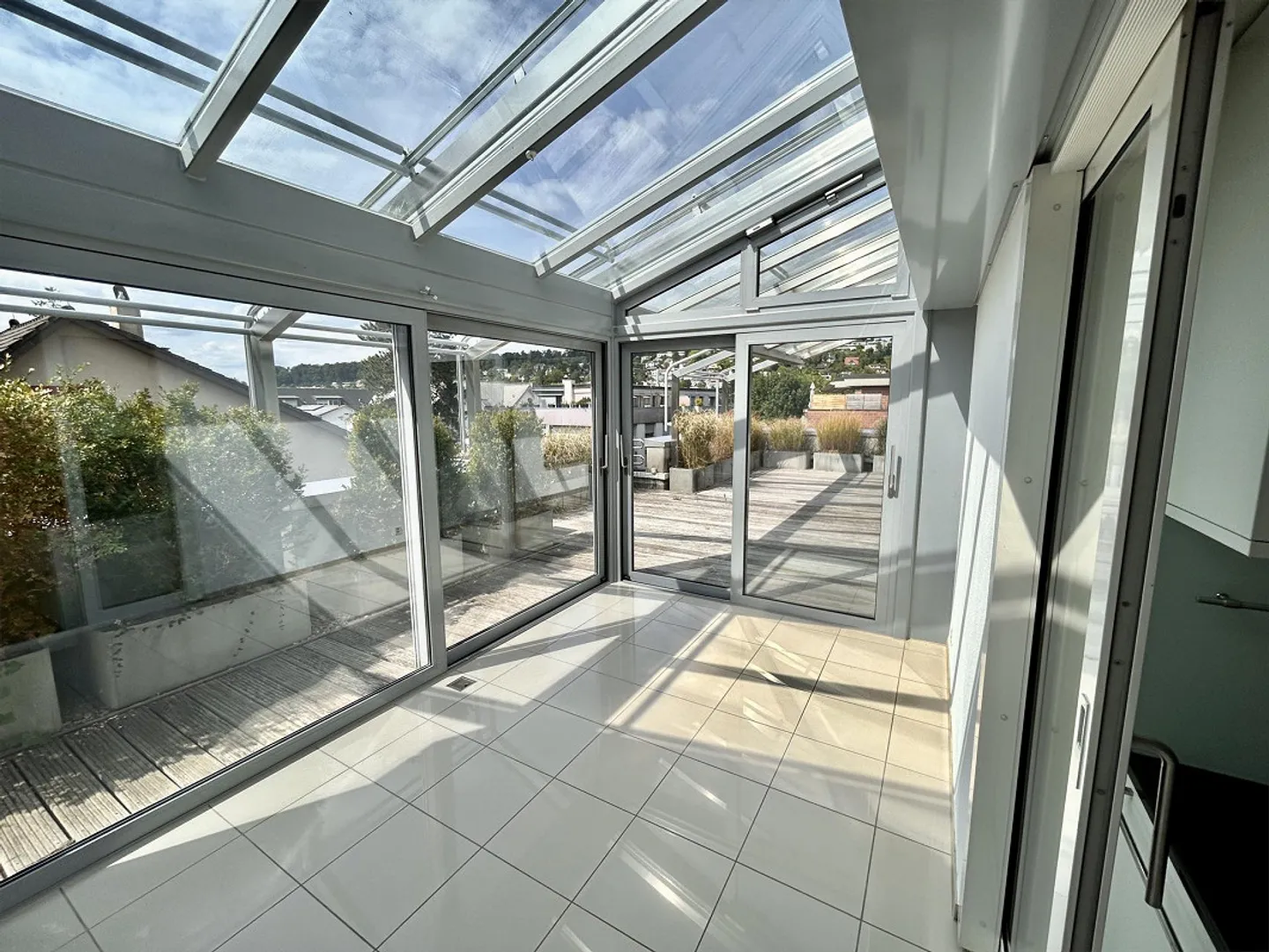 Attico di 4,5 stanze con giardino d'inverno e terrazza circondata - Foto 10 di 13