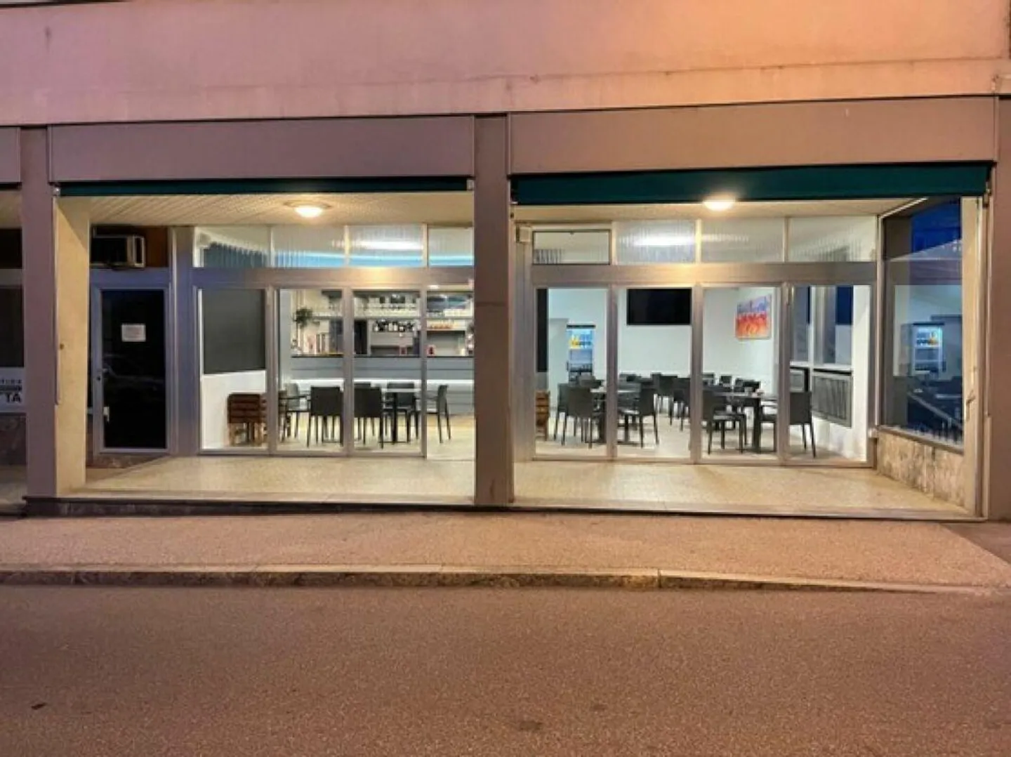 Snack-bar moderne à louer au centre de Brissago avec terrasse couverte - Photo 2 sur 4