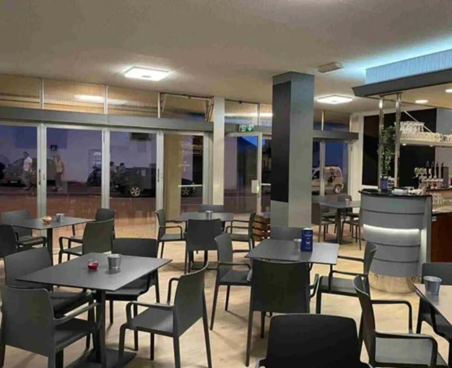 Snack-bar moderne à louer au centre de Brissago avec terrasse couverte - Photo 3 sur 4