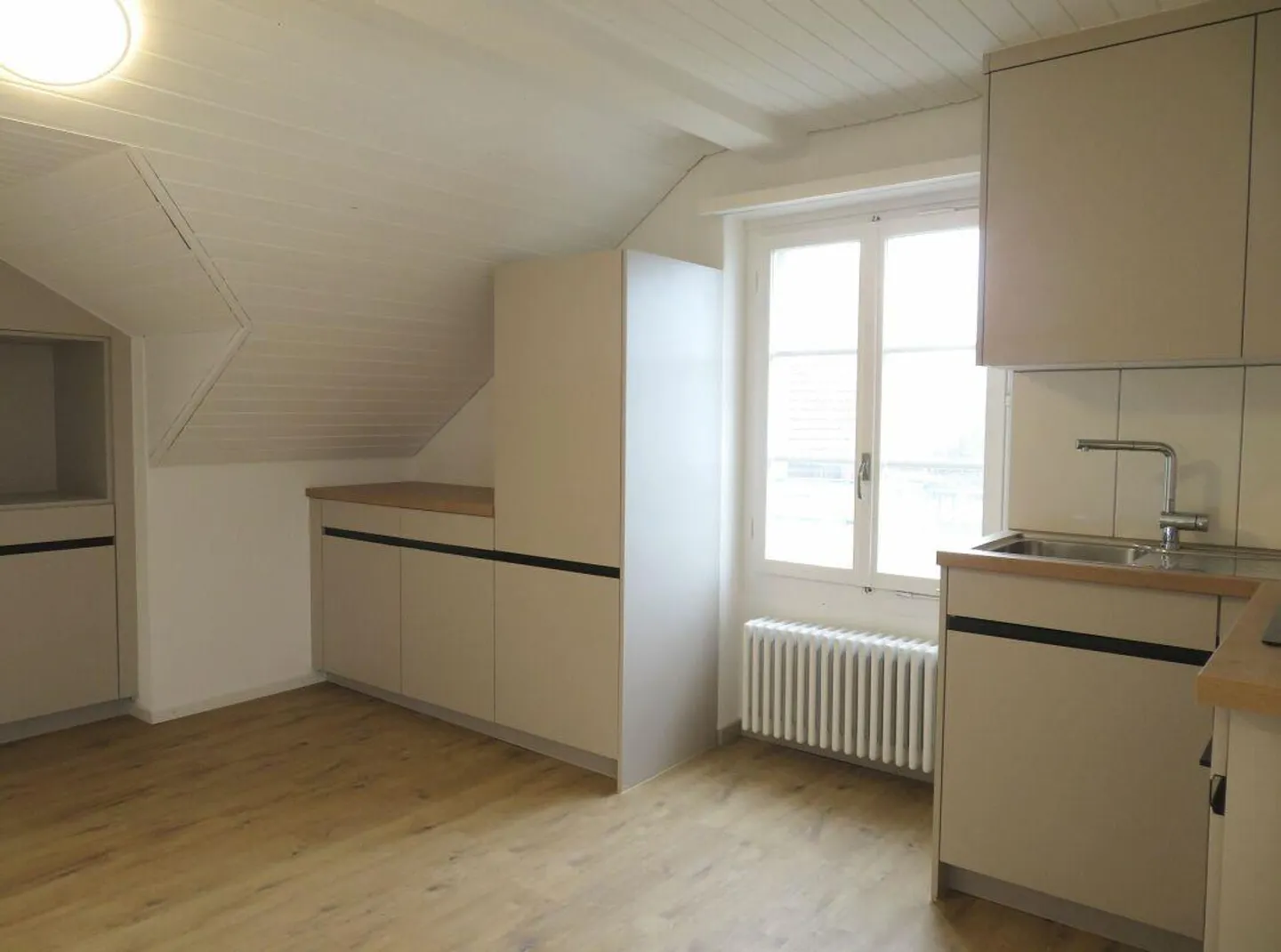 Prima occupazione dopo ristrutturazione: Elegante appartamento mansardato di 3 1/2 locali con camino - Foto 3 di 13