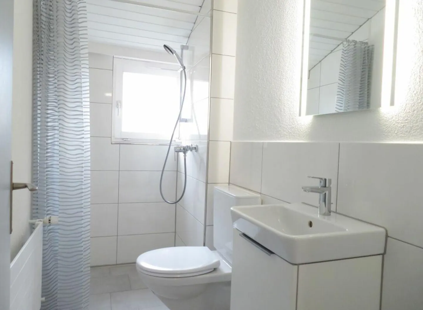 Prima occupazione dopo ristrutturazione: Elegante appartamento mansardato di 3 1/2 locali con camino - Foto 10 di 13