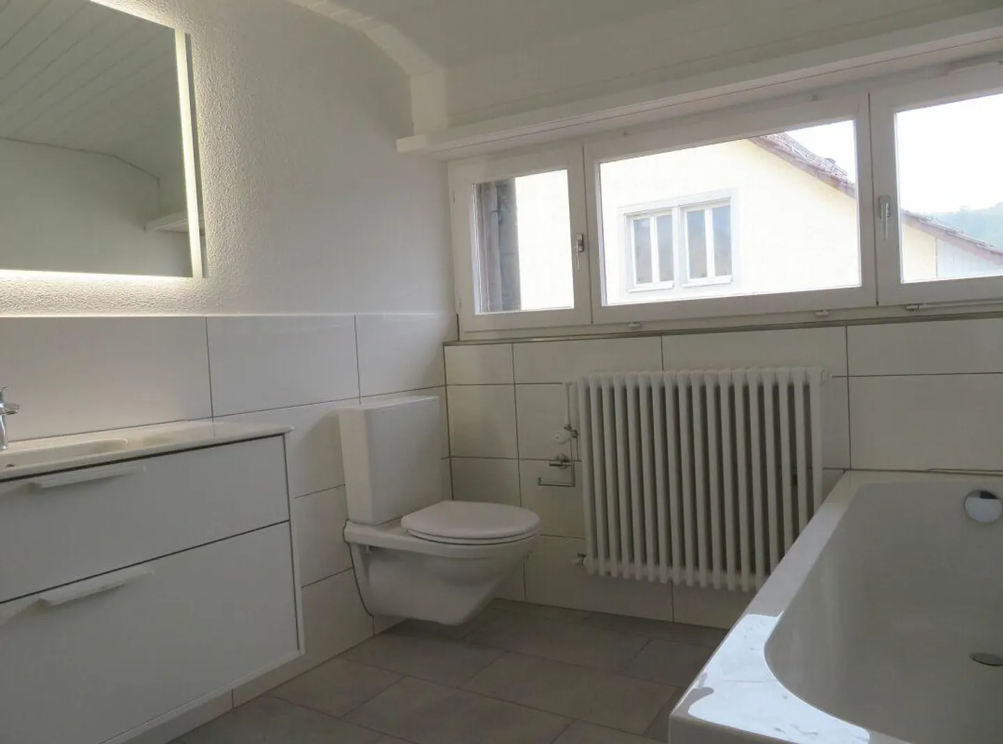 Prima occupazione dopo ristrutturazione: Elegante appartamento mansardato di 3 1/2 locali con camino - Foto 11 di 13