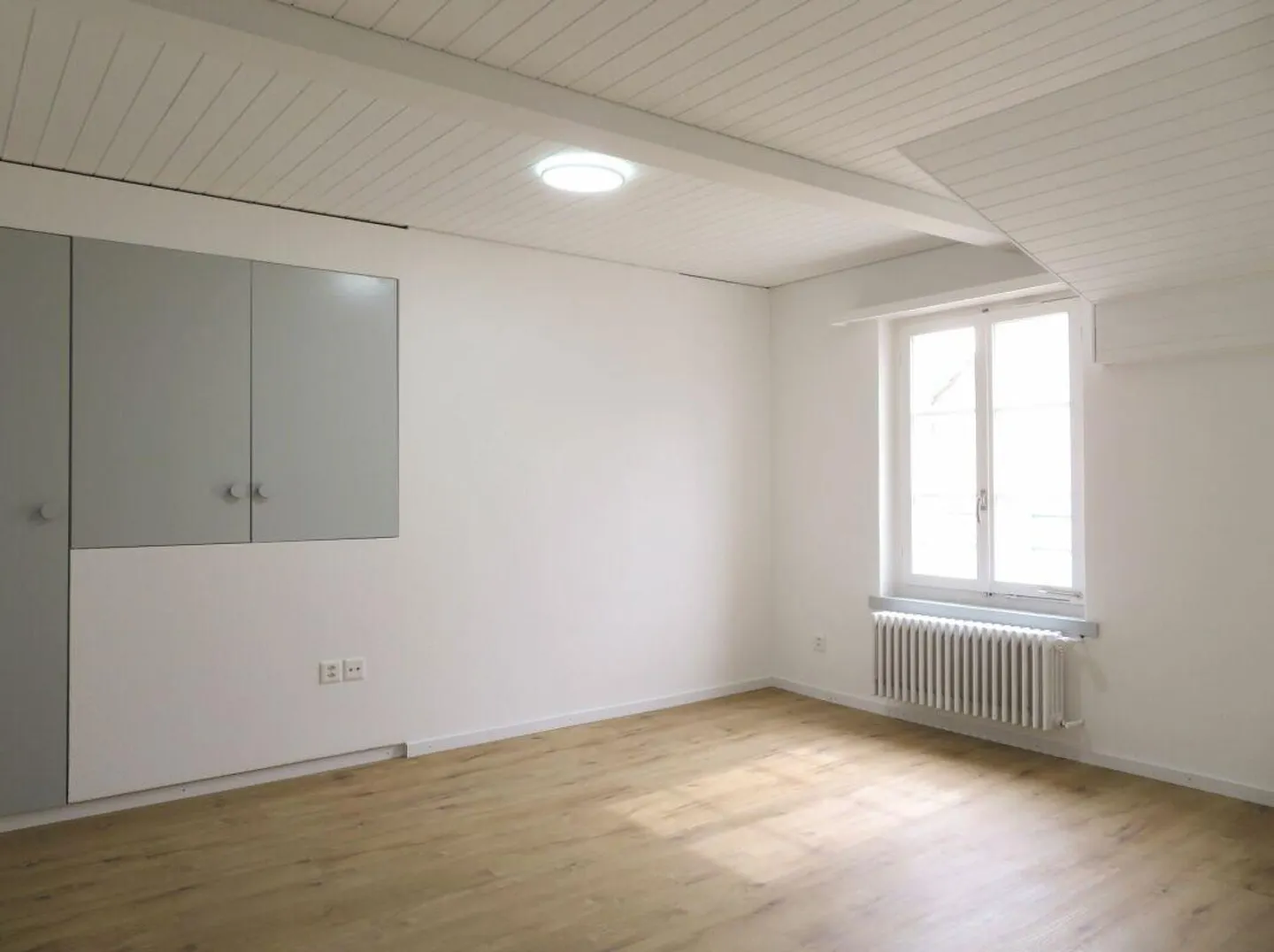 Prima occupazione dopo ristrutturazione: Elegante appartamento mansardato di 3 1/2 locali con camino - Foto 12 di 13
