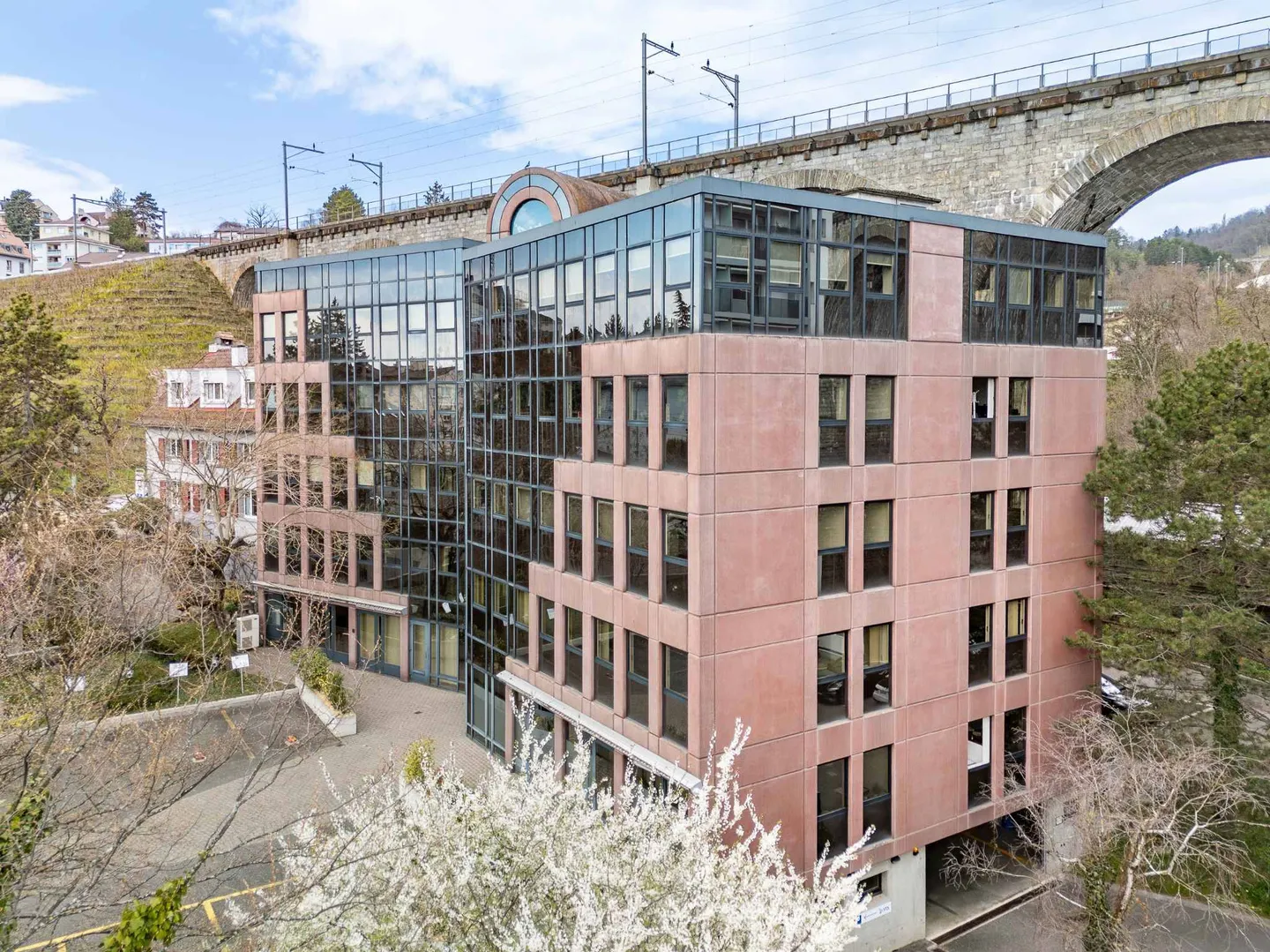 Schöner Raum im Pully-Zentrum an der Hauptachse mit guter Sichtbarkeit und guter Sonneneinstrahlung - Foto 1 von 4