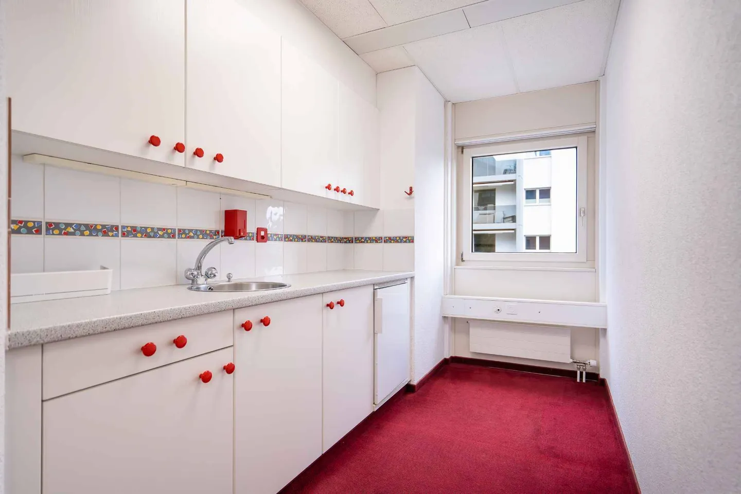 Schöner Raum im Pully-Zentrum an der Hauptachse mit guter Sichtbarkeit und guter Sonneneinstrahlung - Foto 3 von 4