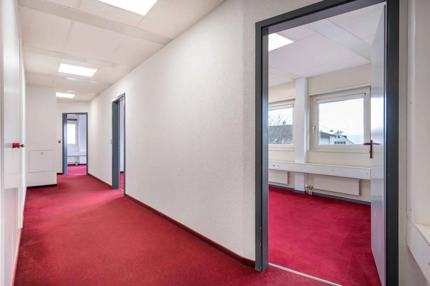 Schöner Raum im Pully-Zentrum an der Hauptachse mit guter Sichtbarkeit und guter Sonneneinstrahlung - Foto 4 von 4