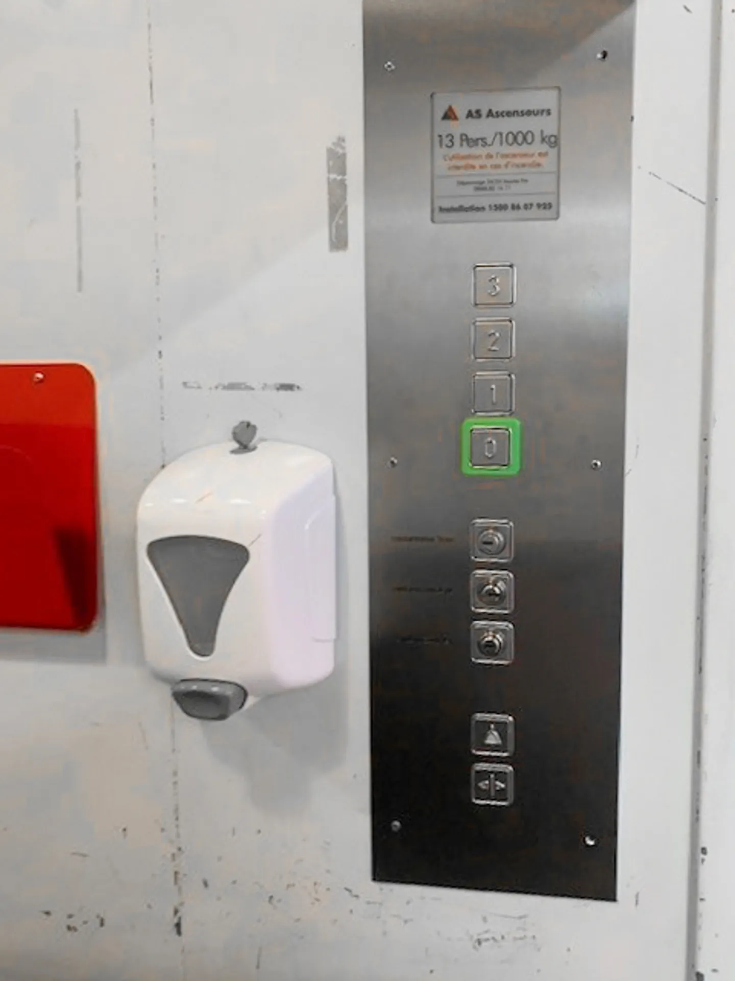 125 m2 Gewerbefläche im Zentrum der Z.I. von Plan-les-Ouates - Foto 5 von 9