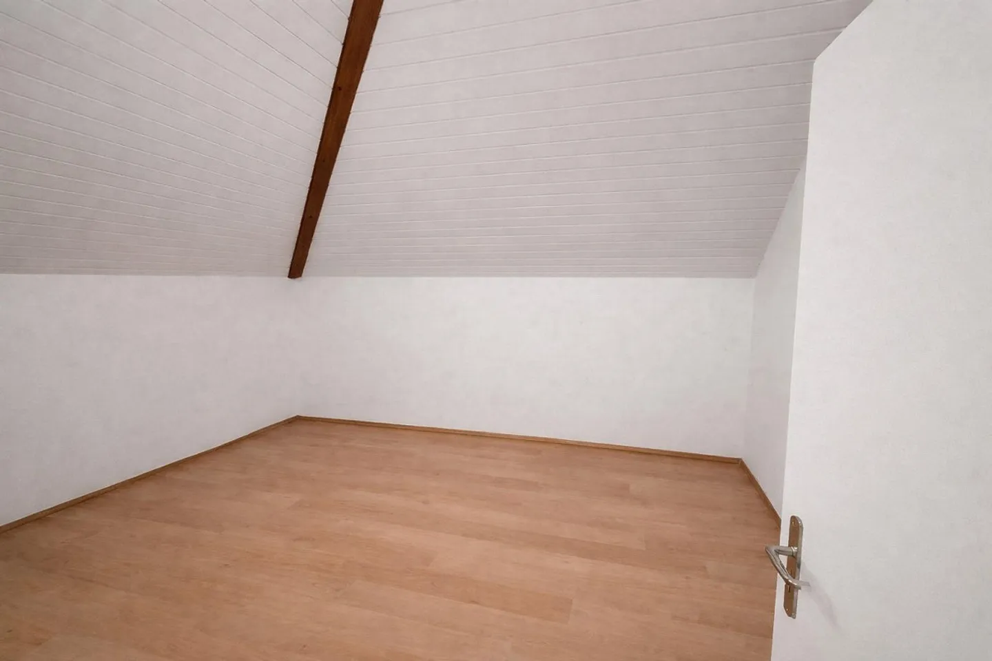 Charmante Dachwohnung mit Balkon & Cheminée - Foto 8 von 8