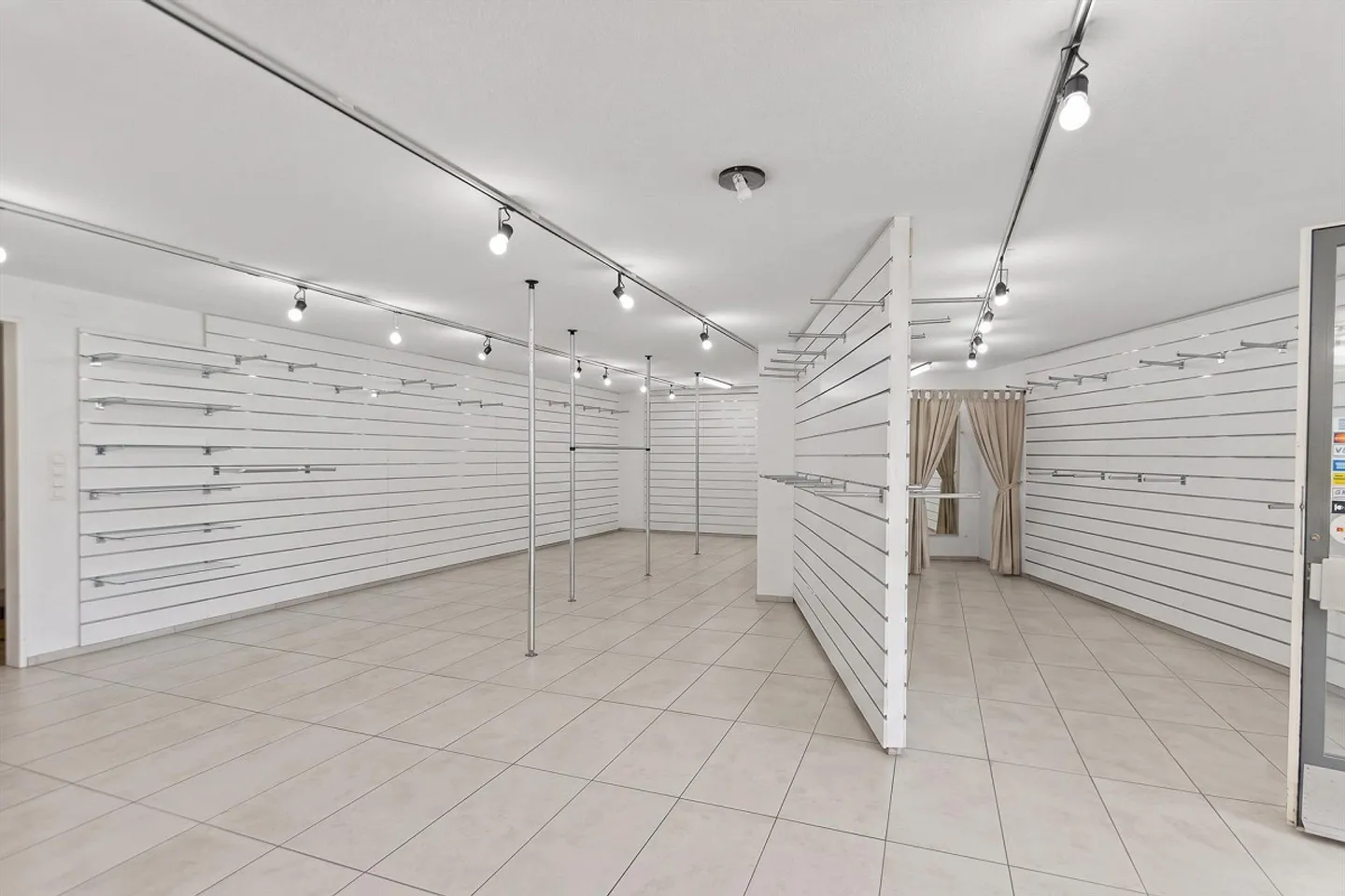 Spazio commerciale attraente nella migliore posizione centrale a Lachen SZ - Foto 2 di 6