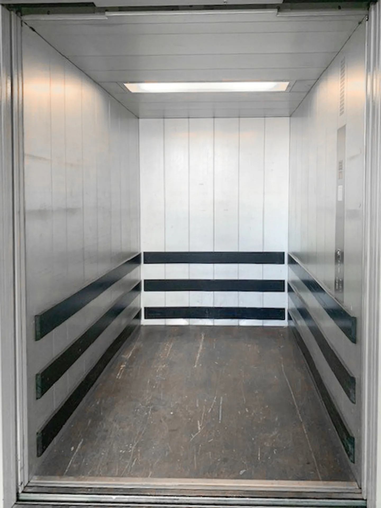 125 m2 Gewerbefläche im Zentrum der Z.I. von Plan-les-Ouates - Foto 4 von 9