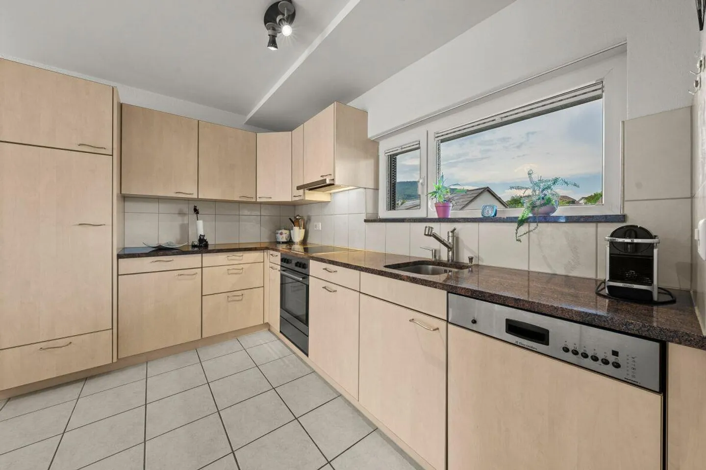 DUPLEX APARTMENT IN PRIME LOCATION - Photo 4 of 15