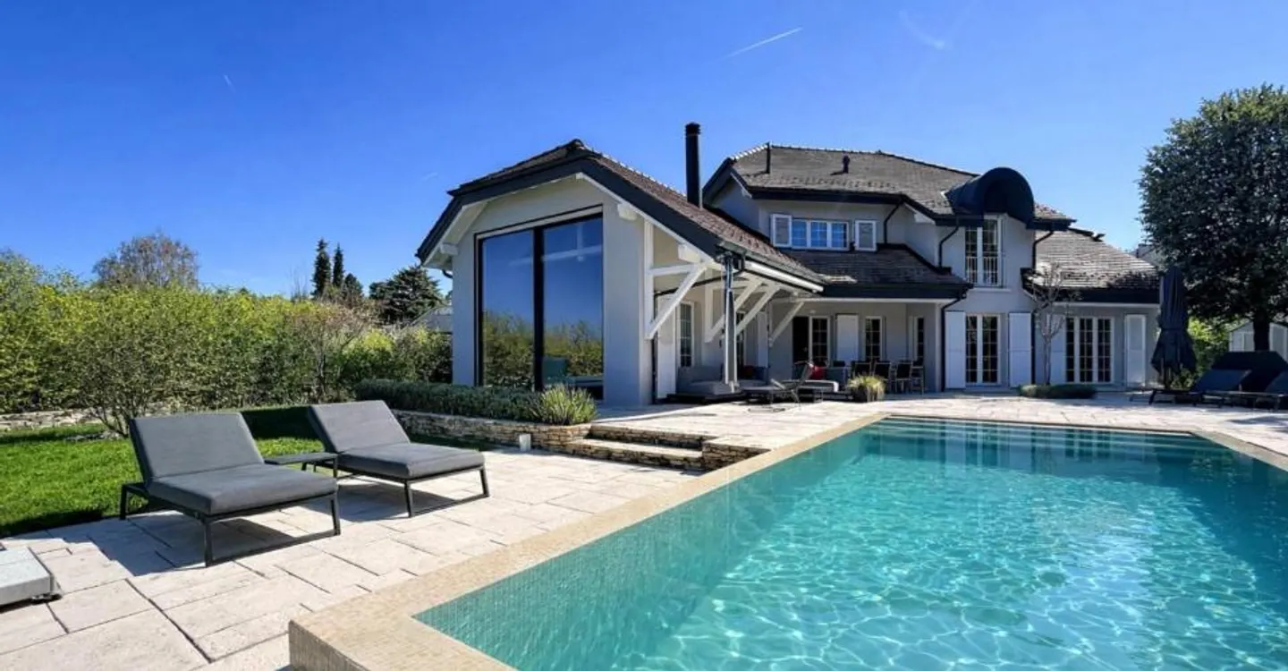 Exceptional villa with infinity pool - Photo 1 of 11