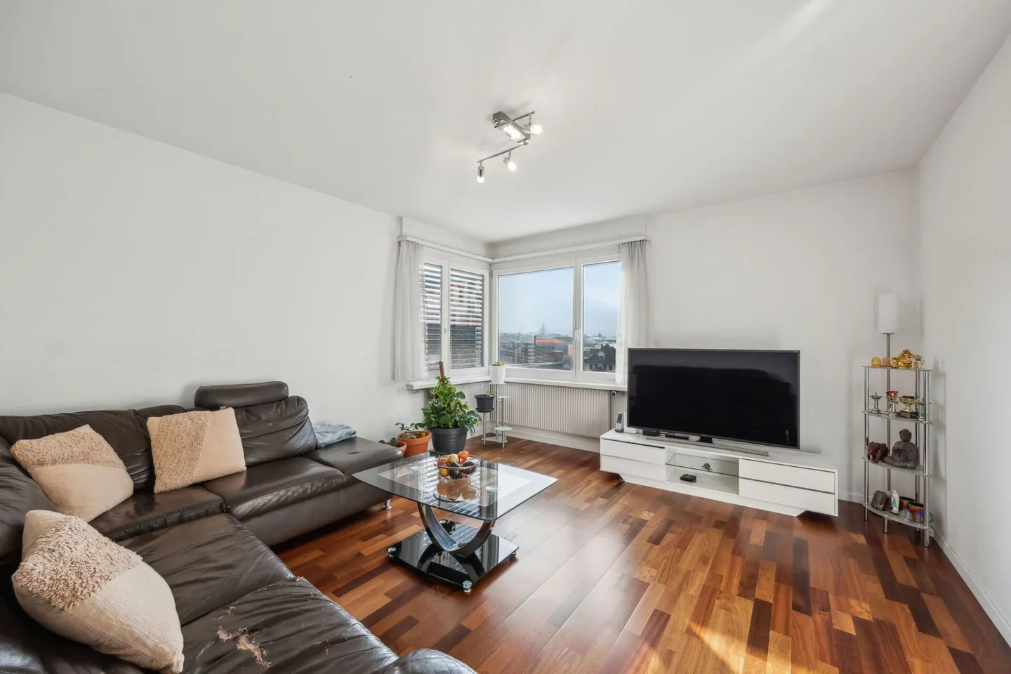 Move in & feel good - Well-maintained 4.5-room apartment with balcony - Photo 1 of 7