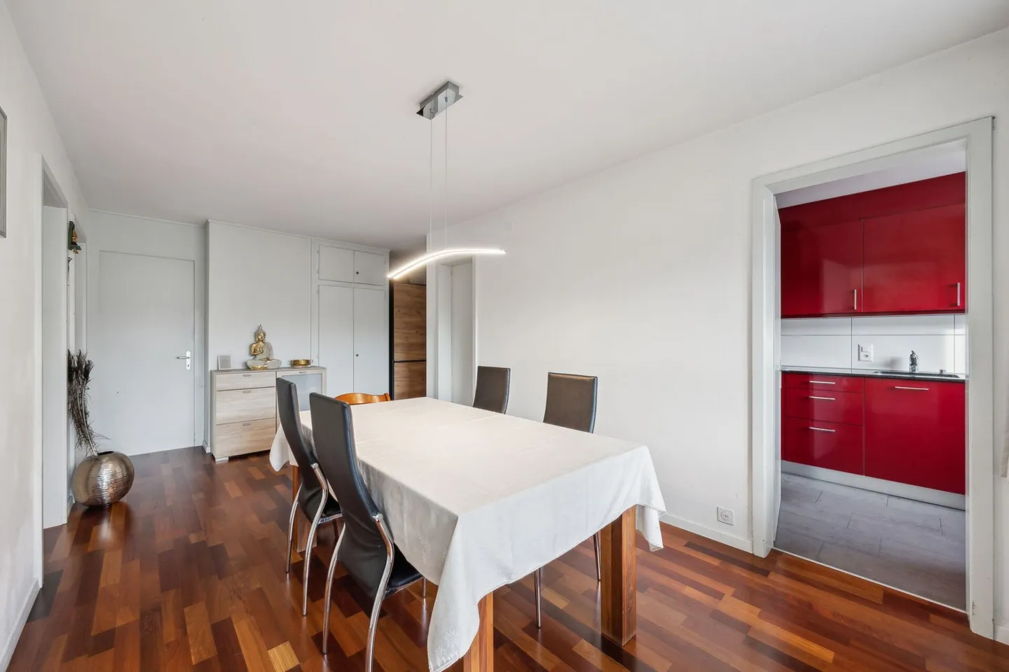 Move in & feel good - Well-maintained 4.5-room apartment with balcony - Photo 2 of 7