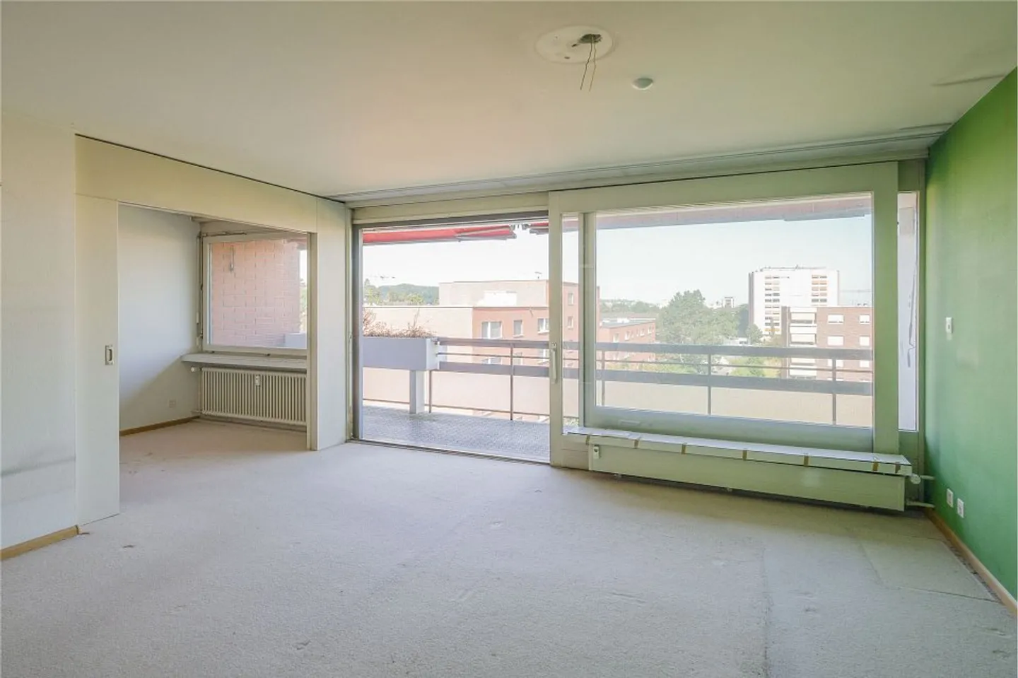 Close to the city and well connected to public transport - Photo 9 of 13