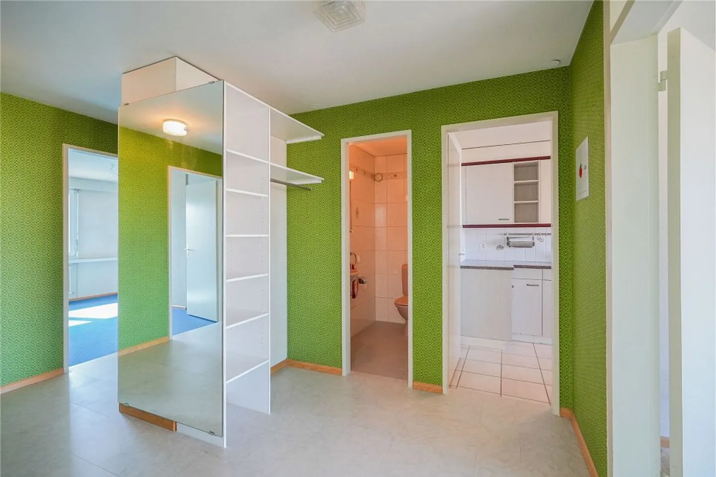 Close to the city and well connected to public transport - Photo 12 of 13