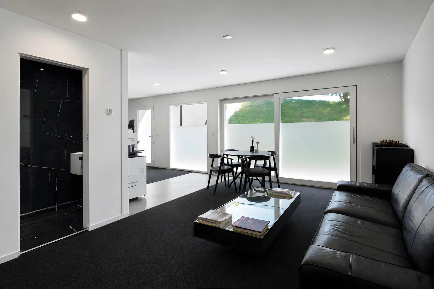 Bureau de 45 m² avec jardin privé et parking, près du lac - Photo 1 sur 5