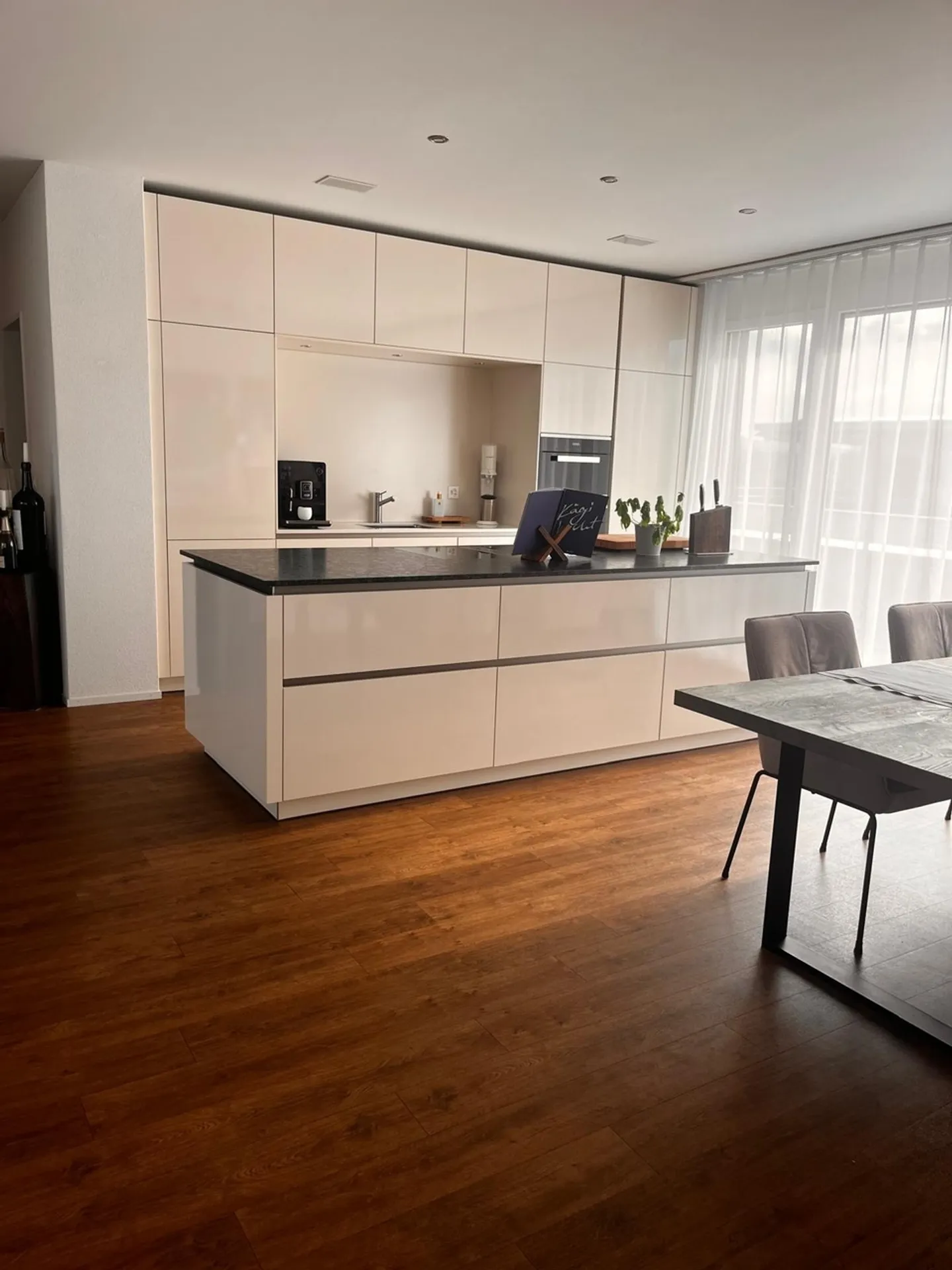 Exklusive 3.5 Zimmer Attikawohnung mit 100m2 Terrasse - Foto 6 von 11