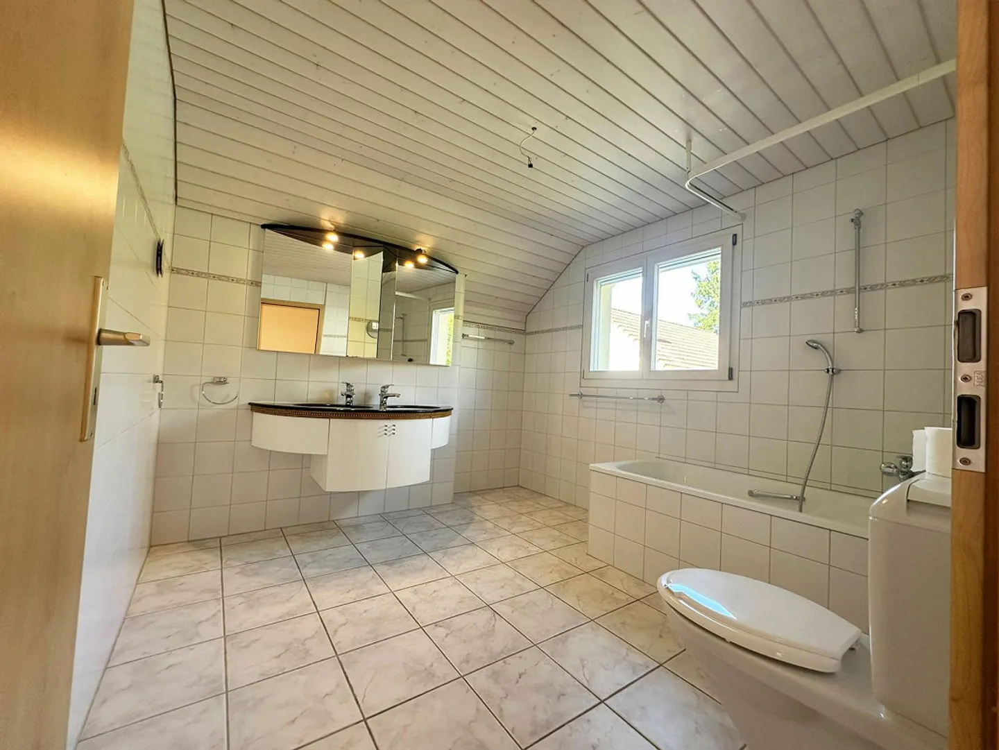 5.5-Zimmer-Eckeinfamilienhaus an sonniger Hanglage - Foto 6 von 8
