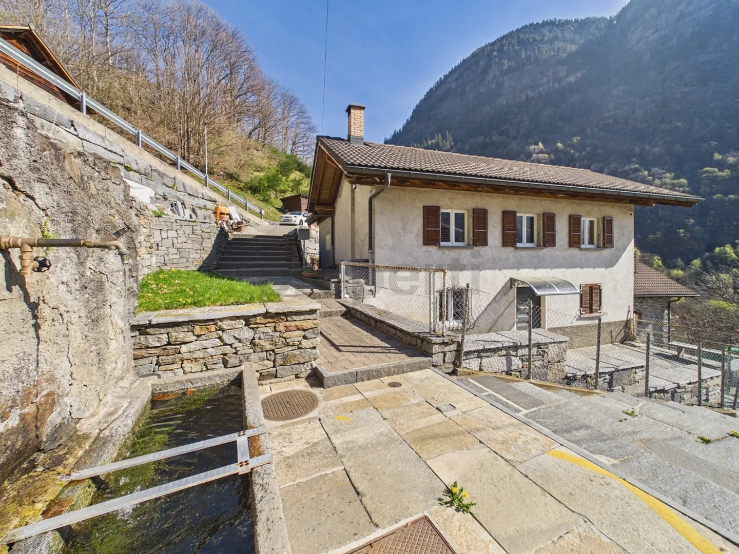Einfamilienhaus mit Torf, Garten, Panoramablick HAUPT- UND NEBENWOHNUNG IN VAL CALANCA - Foto 2 von 13