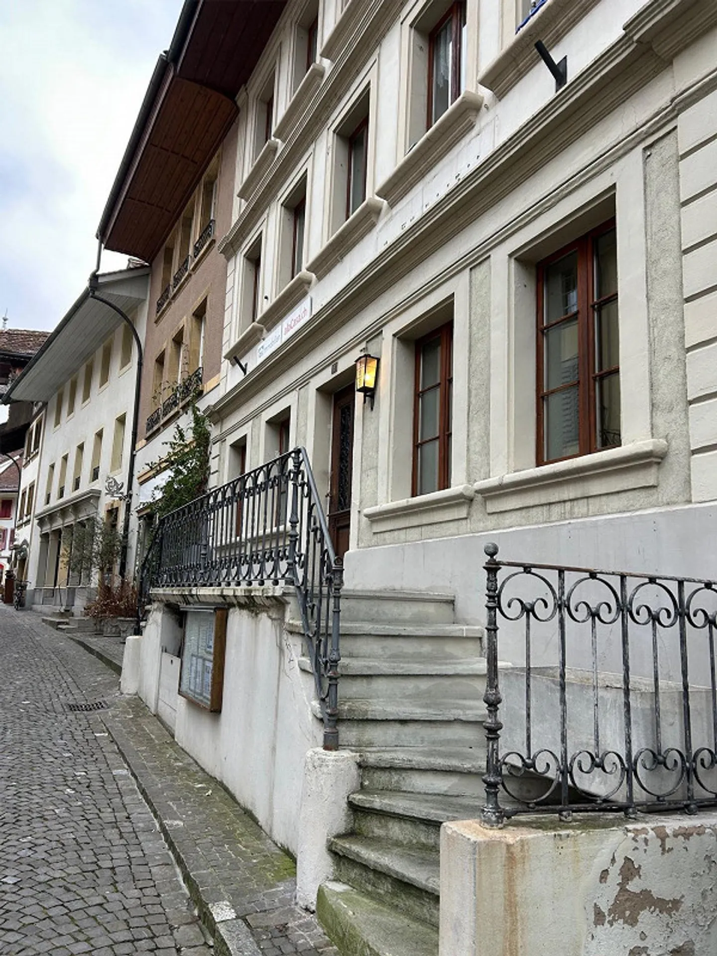 Bellissimo appartamento mansardato nel cuore della città vecchia di Murten in affitto - Foto 2 di 10