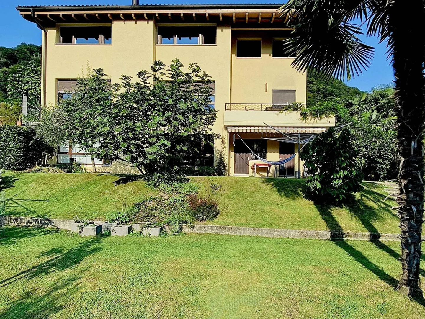 Villa de 9 pièces avec grand jardin, très calme, vue ensoleillée - Photo 1 sur 36