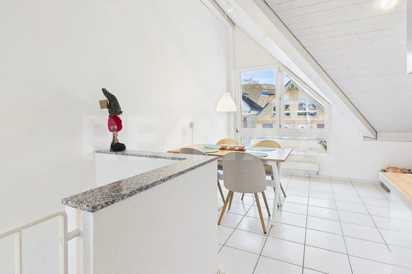 Charming 2½-Room Maisonette Apartment with Special Flair in a Quiet Residential Area - Photo 4 of 13