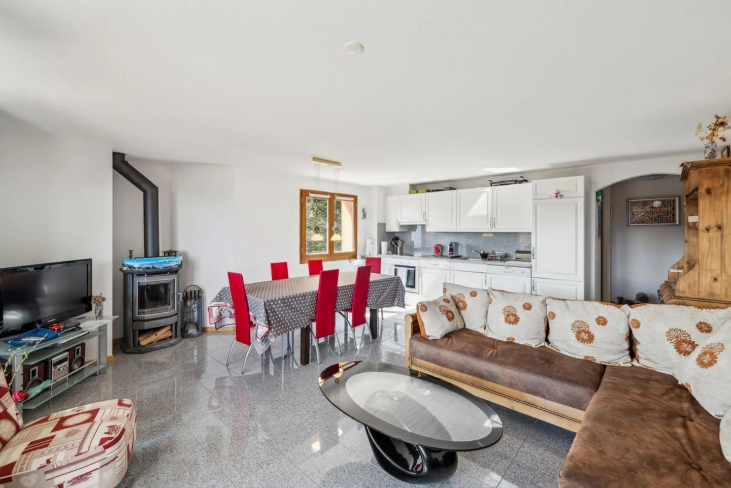 Grand appartement traversant de 5 pièces avec vue Alpes - Photo 2 sur 10