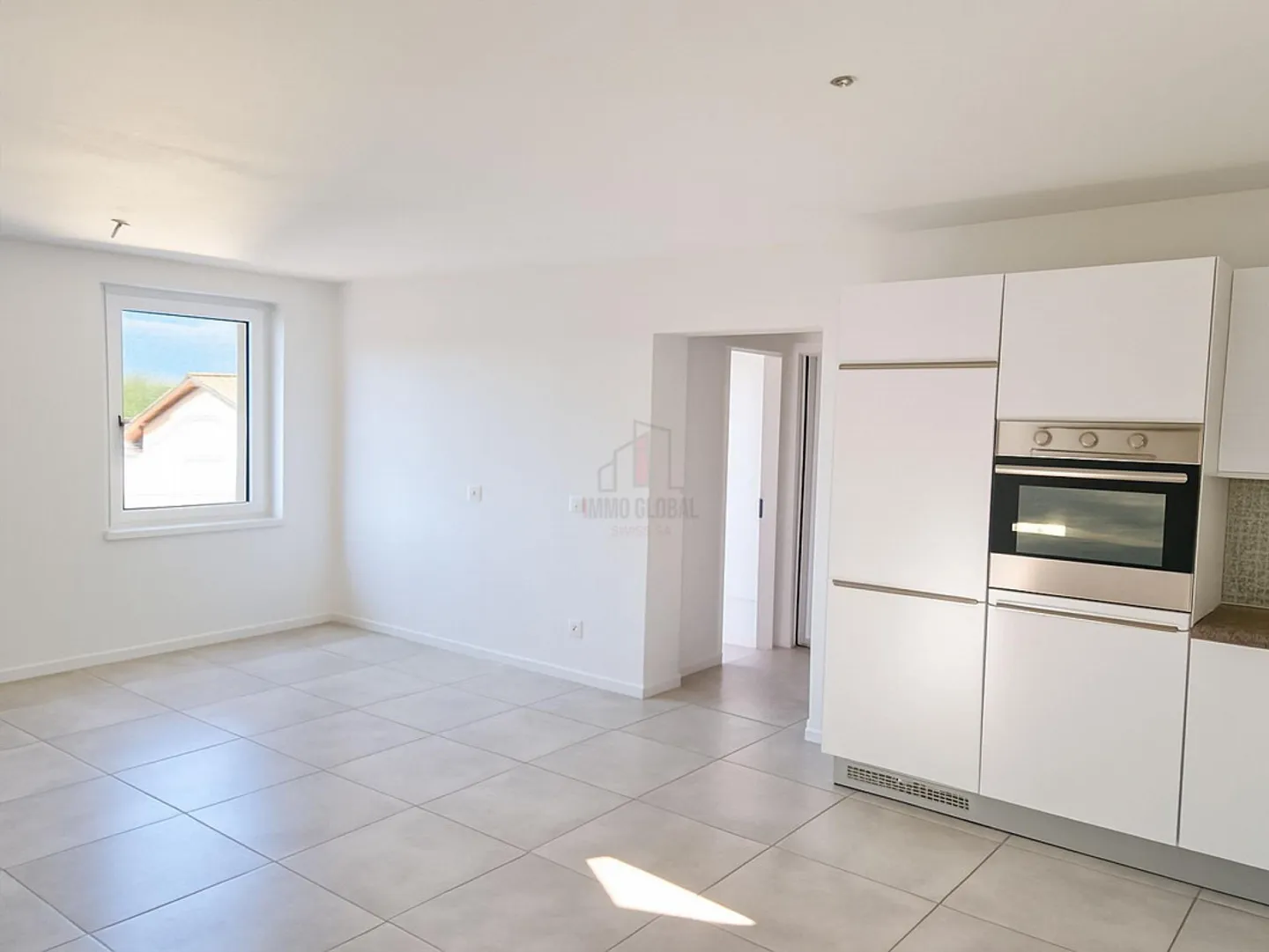 SMALL RENOVATED BUILDING WITH GUARANTEED INCOME - Photo 4 of 13