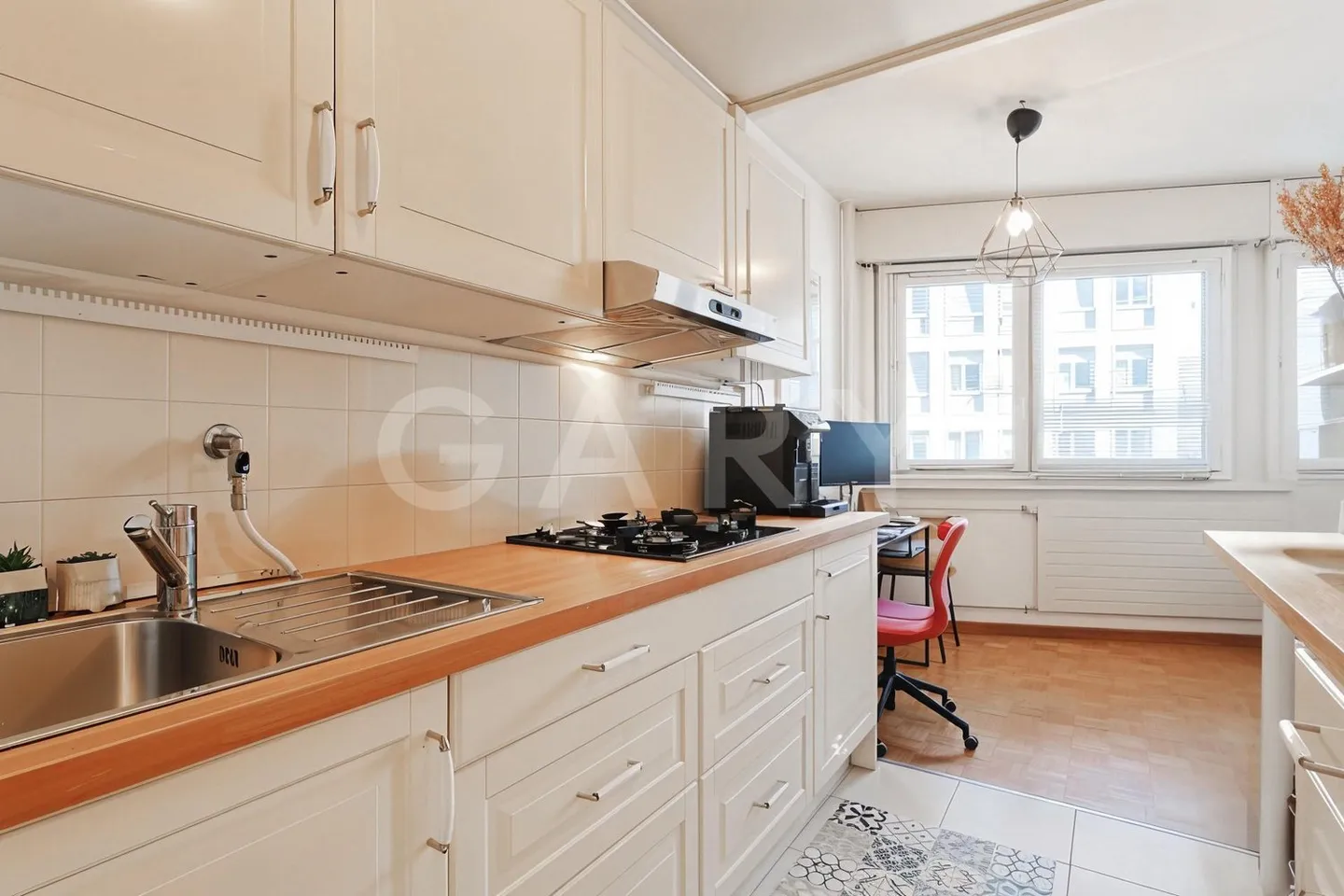 Eaux-Vives? Elegant 2-room apartment in the heart of the district - Photo 2 of 6