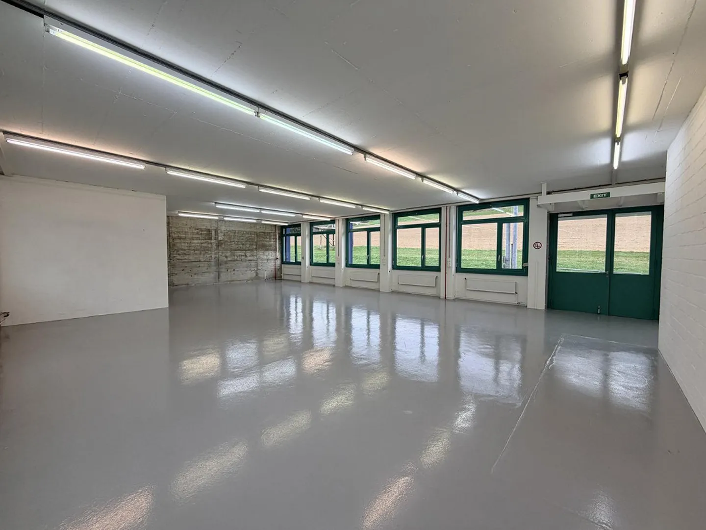 Espace commercial avec accès privé et rampe de chargement - Photo 3 sur 11