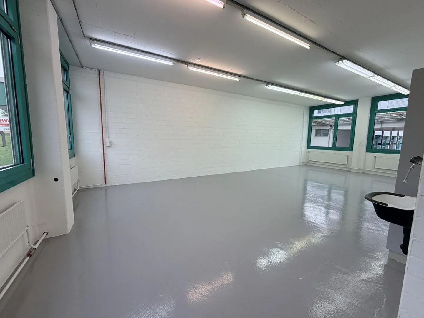 Espace commercial avec accès privé et rampe de chargement - Photo 9 sur 11