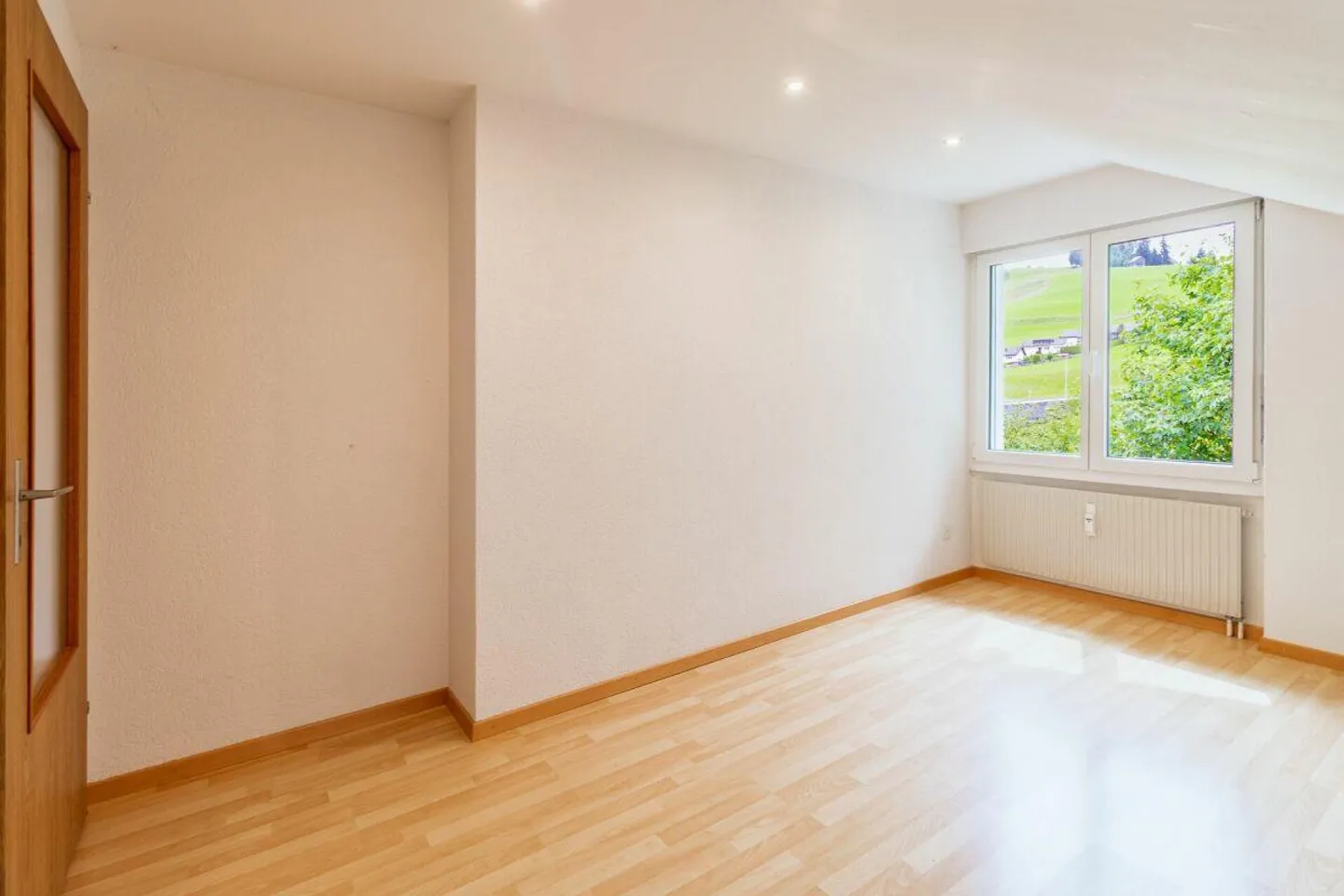 Bright 3.5-room attic apartment with open living area - Photo 7 of 11