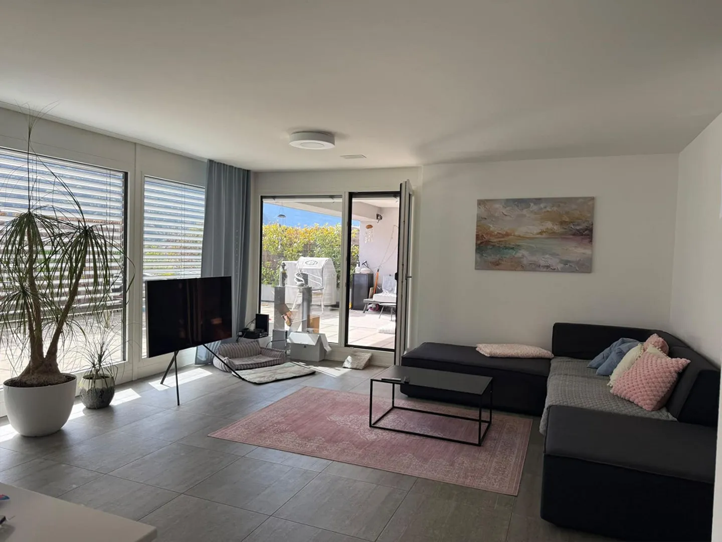 Geräumige Wohnung mit Terrasse - Foto 2 von 8
