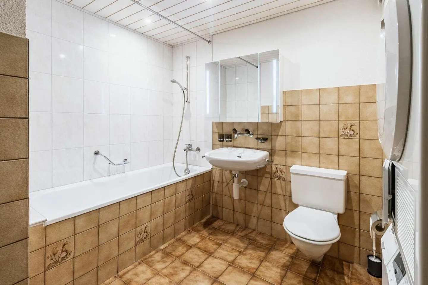 Bright 3.5-room attic apartment with open living area - Photo 8 of 11