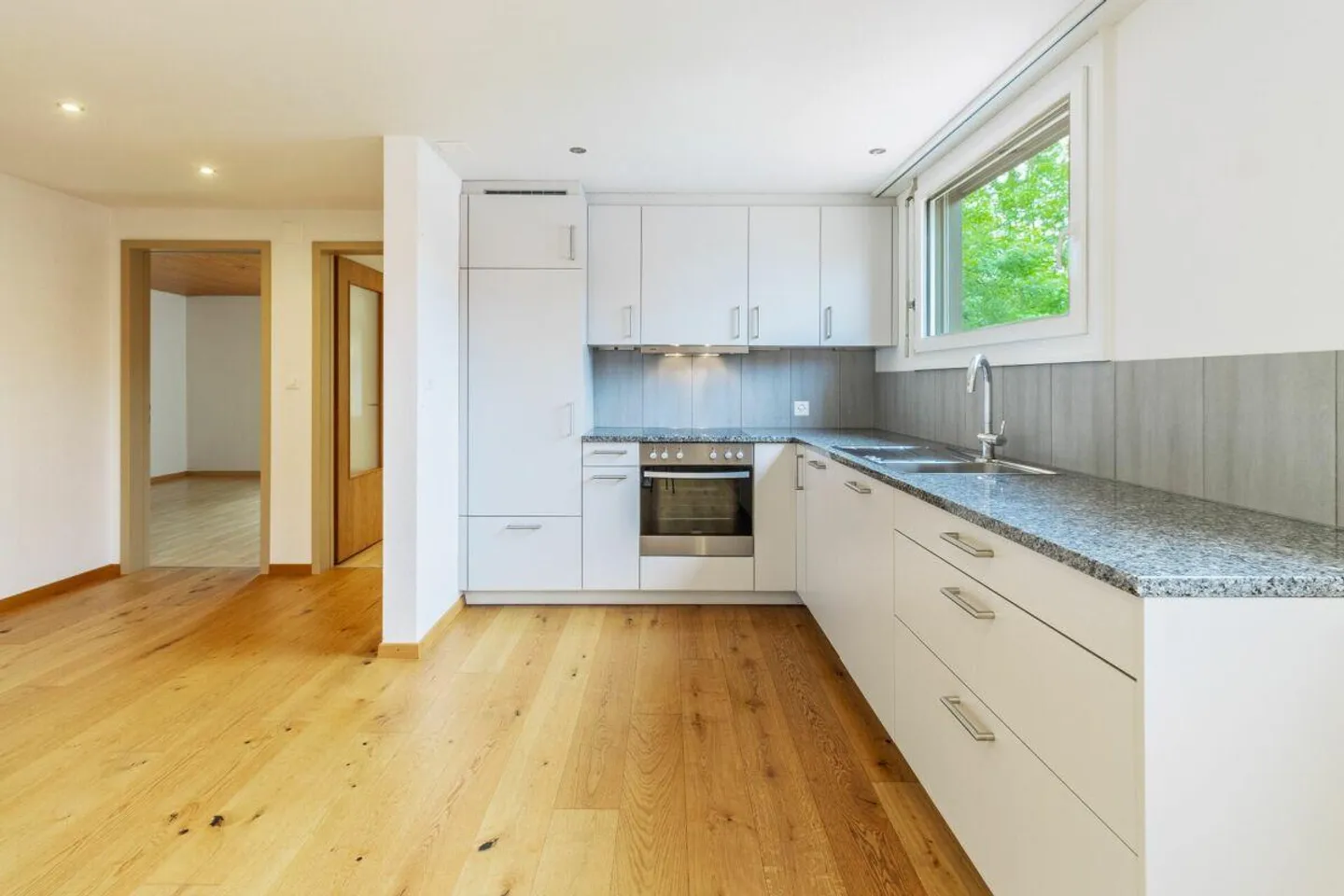 Bright 3.5-room attic apartment with open living area - Photo 3 of 11