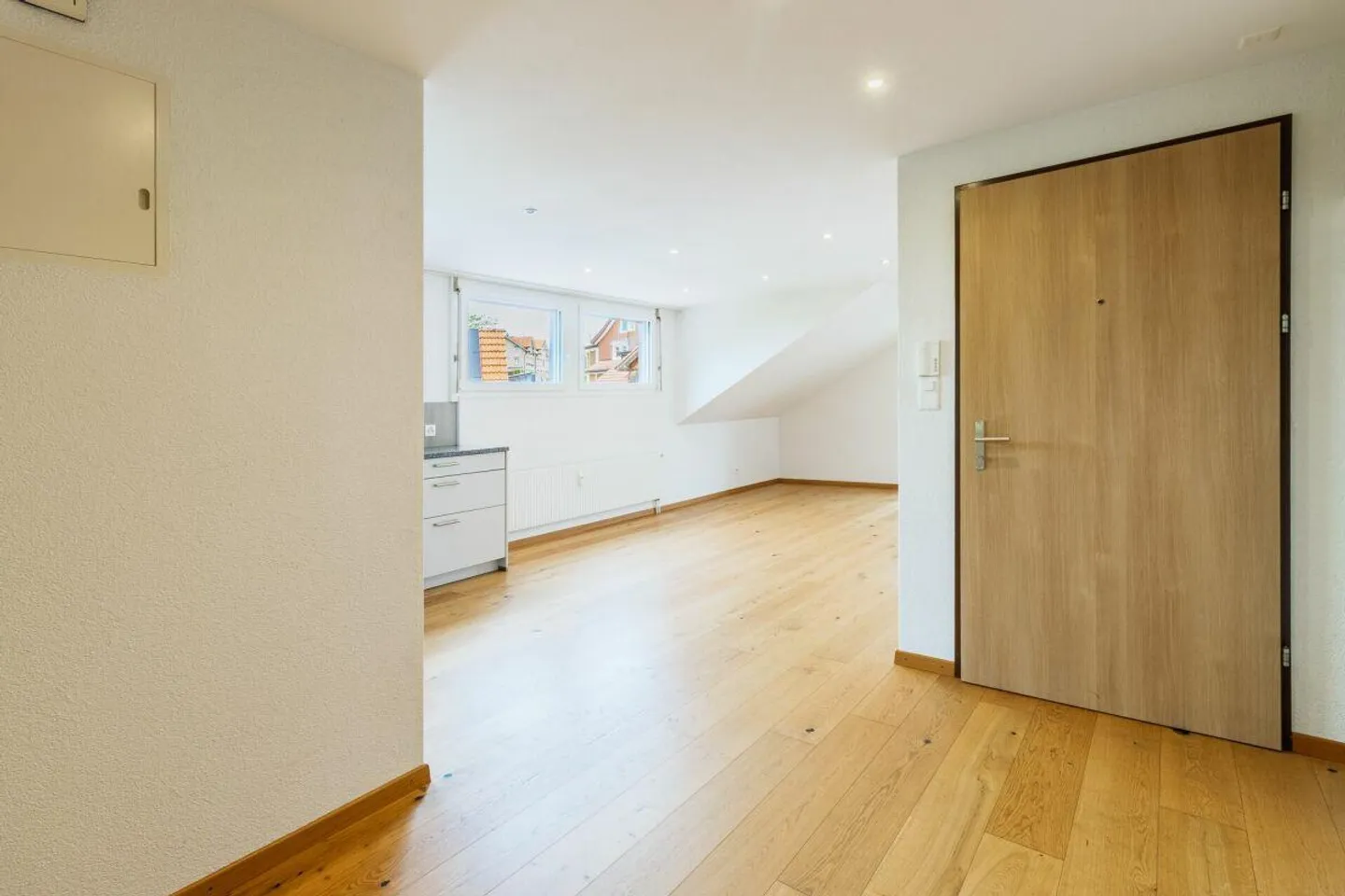 Bright 3.5-room attic apartment with open living area - Photo 4 of 11