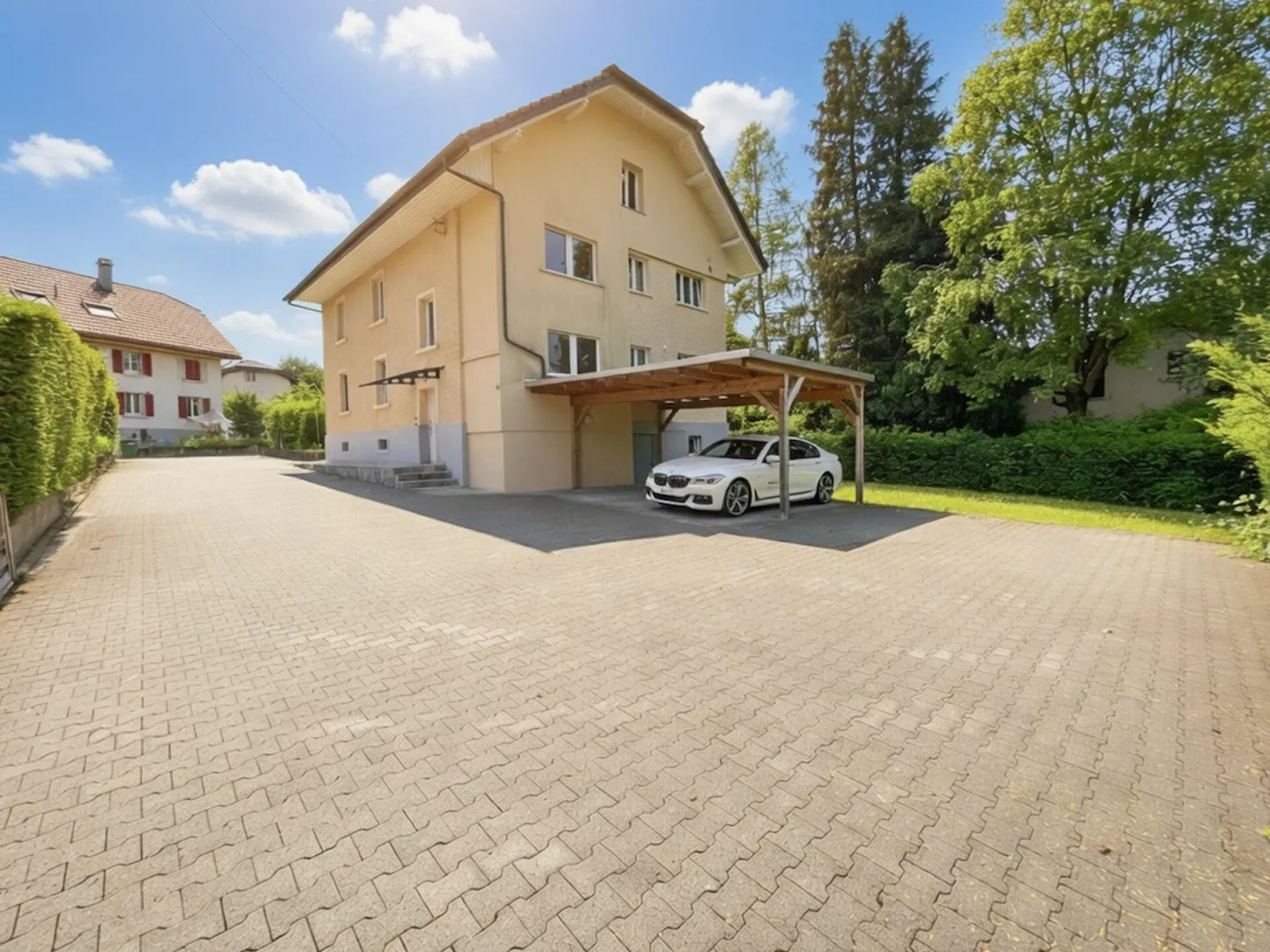 Geräumiges Zweifamilienhaus mit Potenzial - Foto 1 von 18